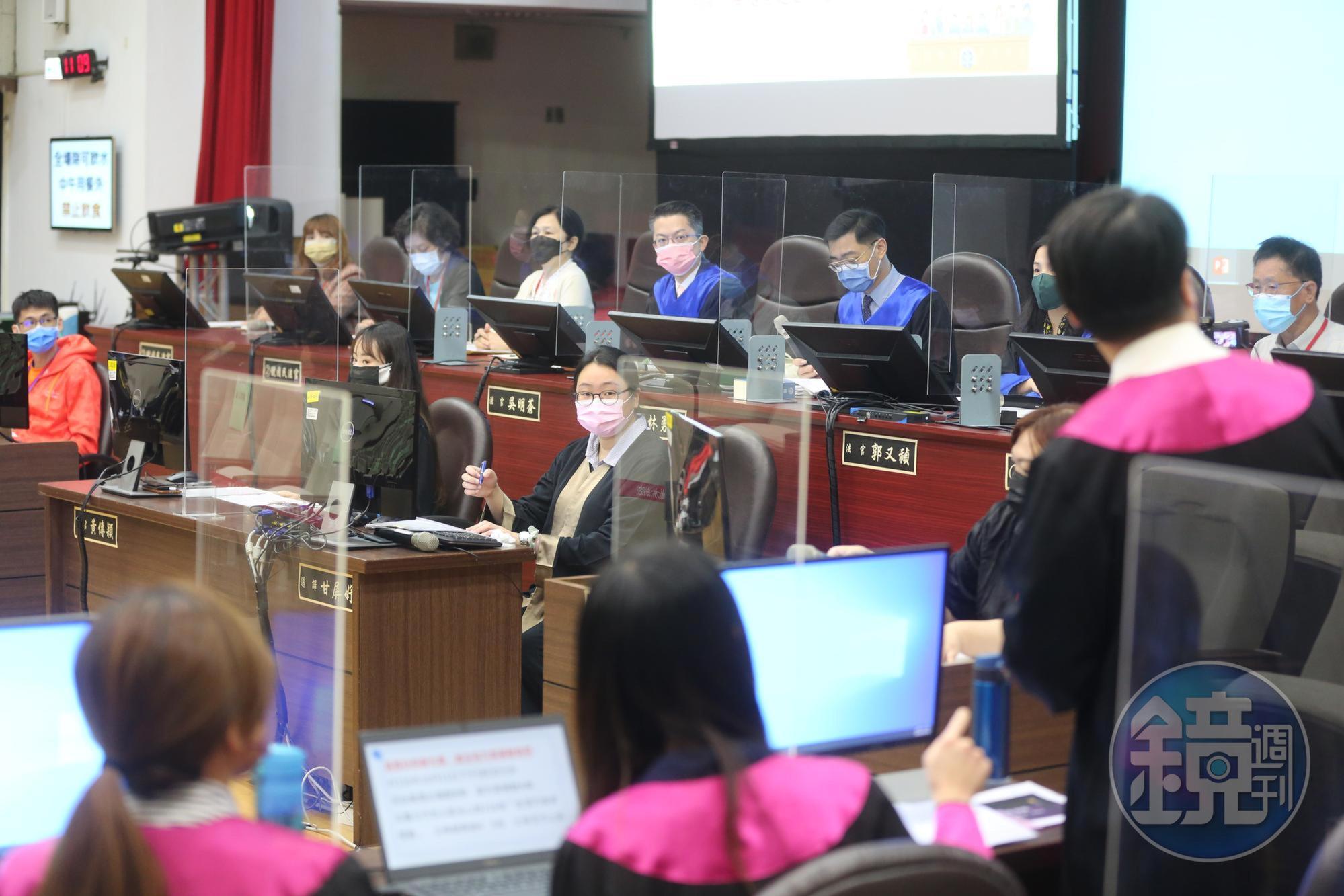 台北地院在大禮堂舉行國民法官模擬法庭，由林勇如擔任審判長，吳明蒼法官擔任受命法官及郭又禎法官擔任陪席法官。