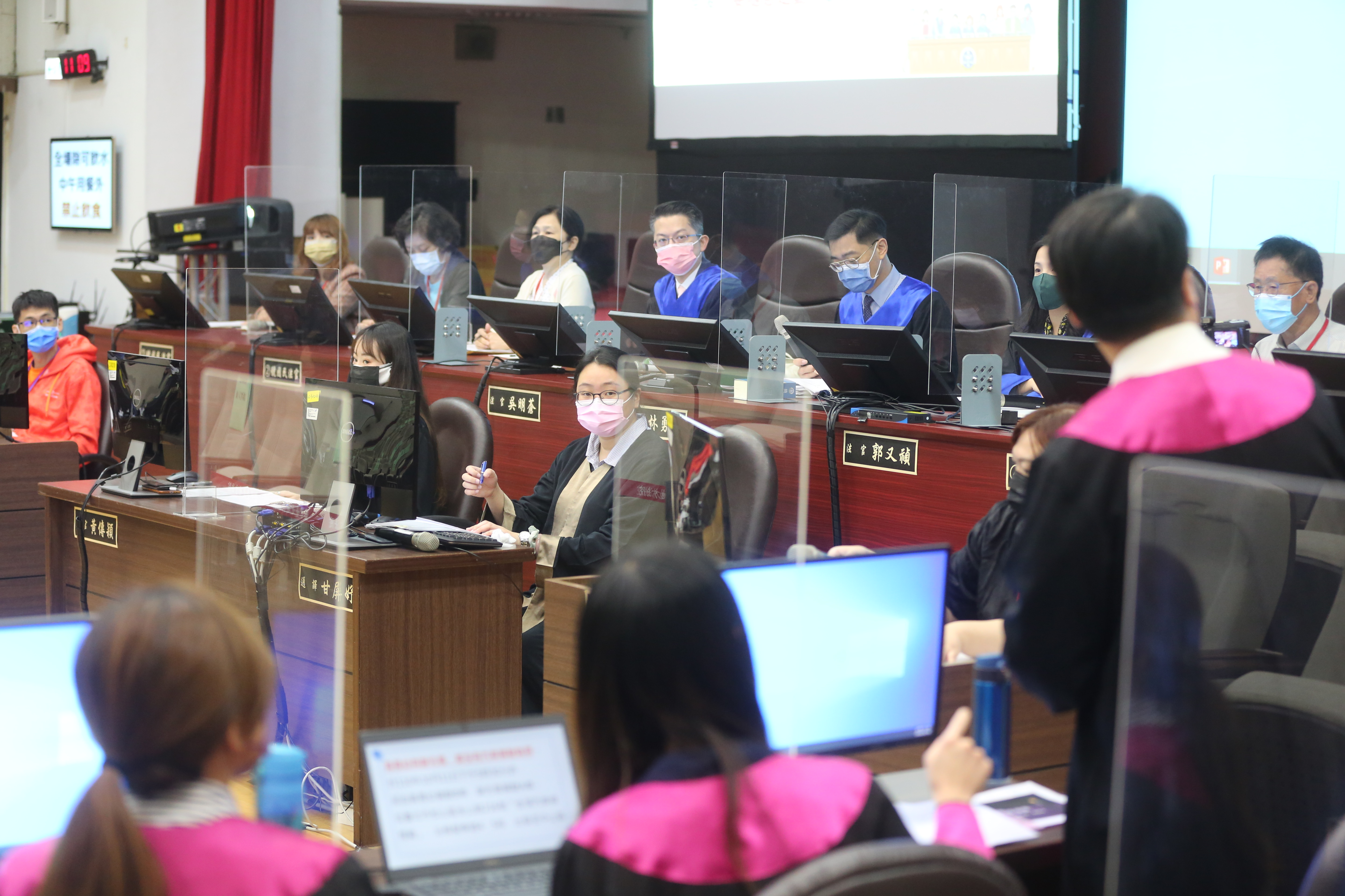 台北地院在大禮堂舉行國民法官模擬法庭,由林勇如擔任審判長,吳明蒼法官擔任受命法官及郭又禎法官擔任陪席法官。