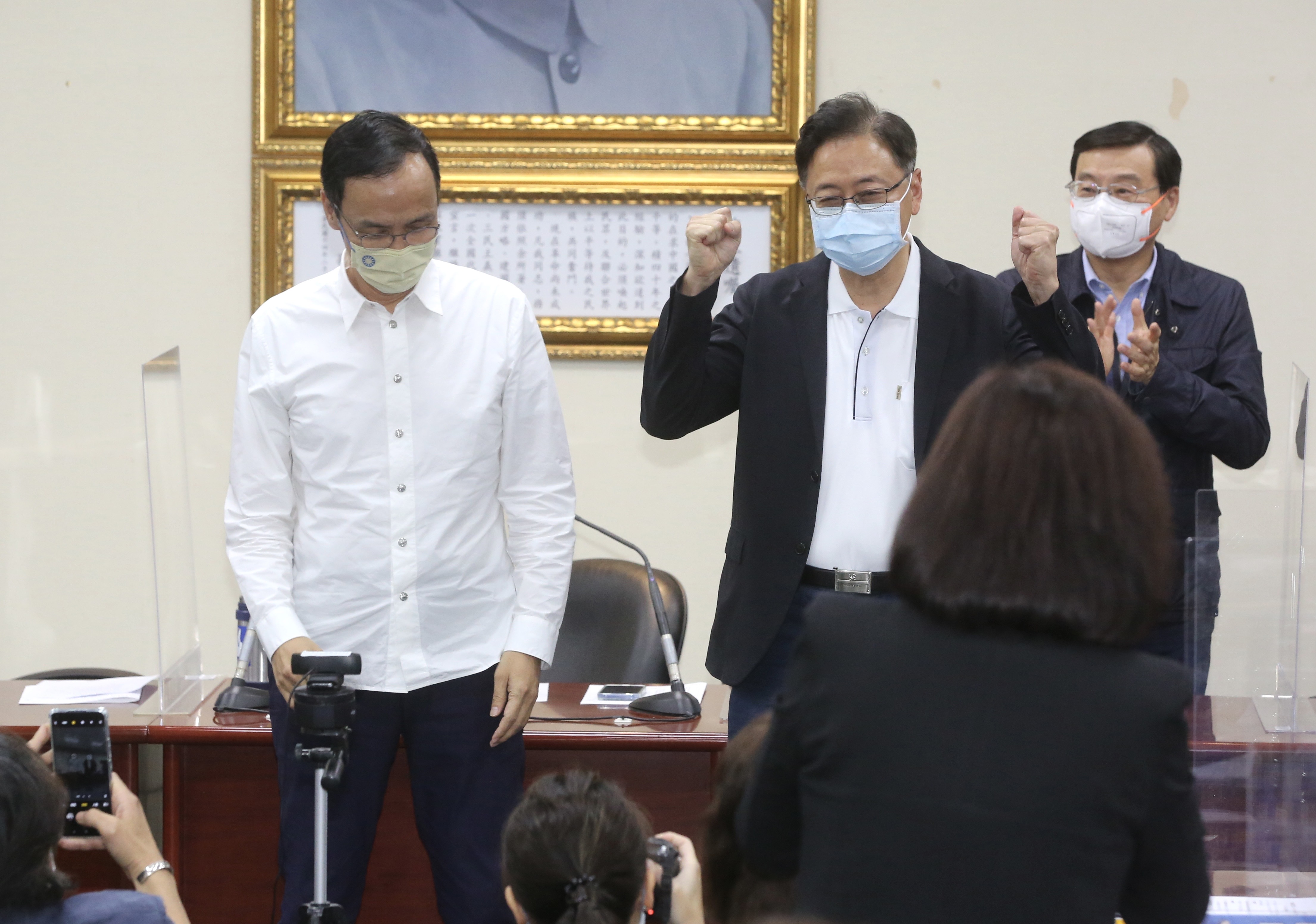 國民黨主席朱立倫(左)今突然宣布將徵召無黨籍的張善政(右)代表藍營參選桃園市長。