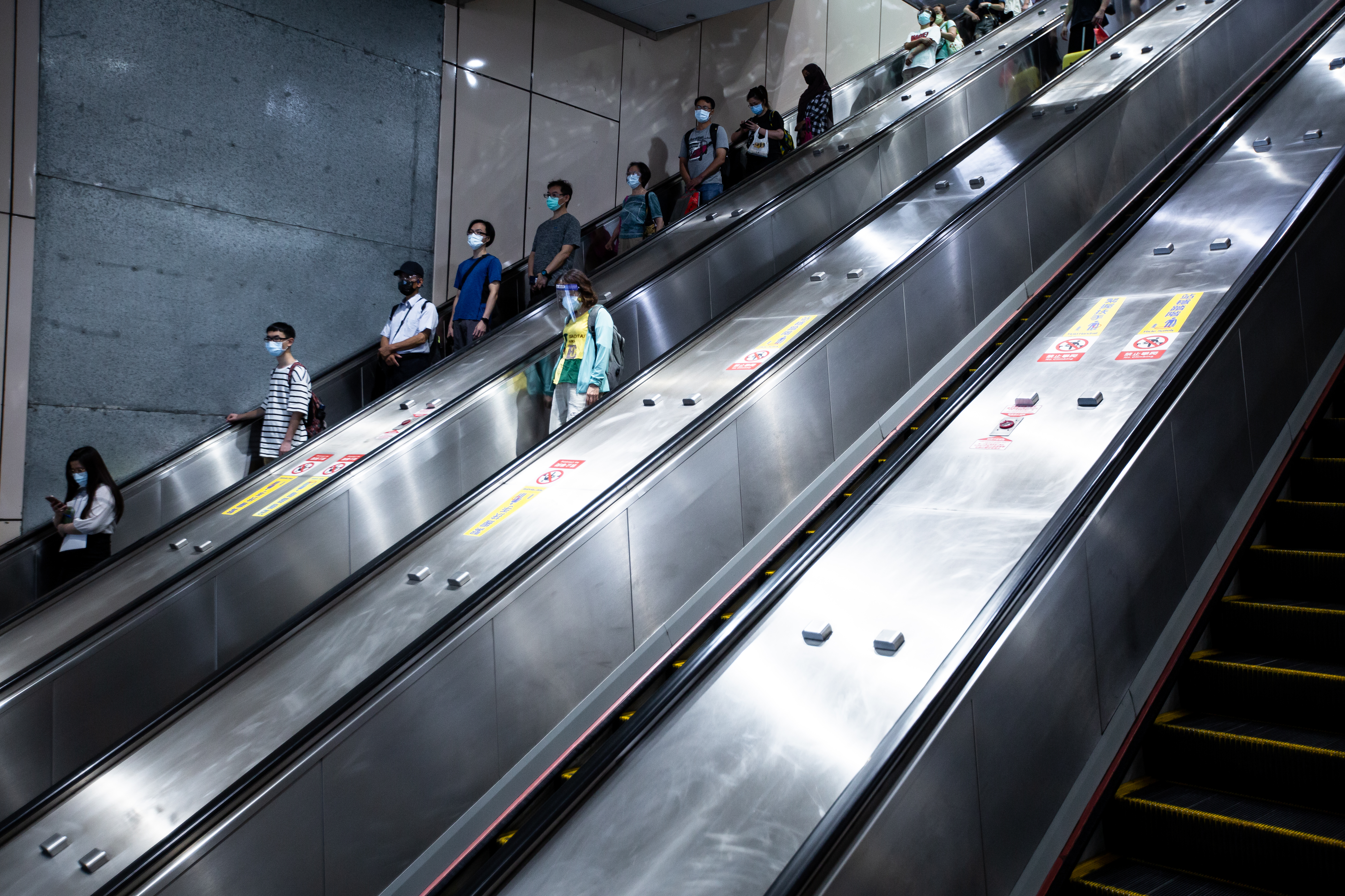 感染科醫師李韋辛表示，外面滿是Omicron，要避開已經是越來越困難。（示意圖，本刊資料照）