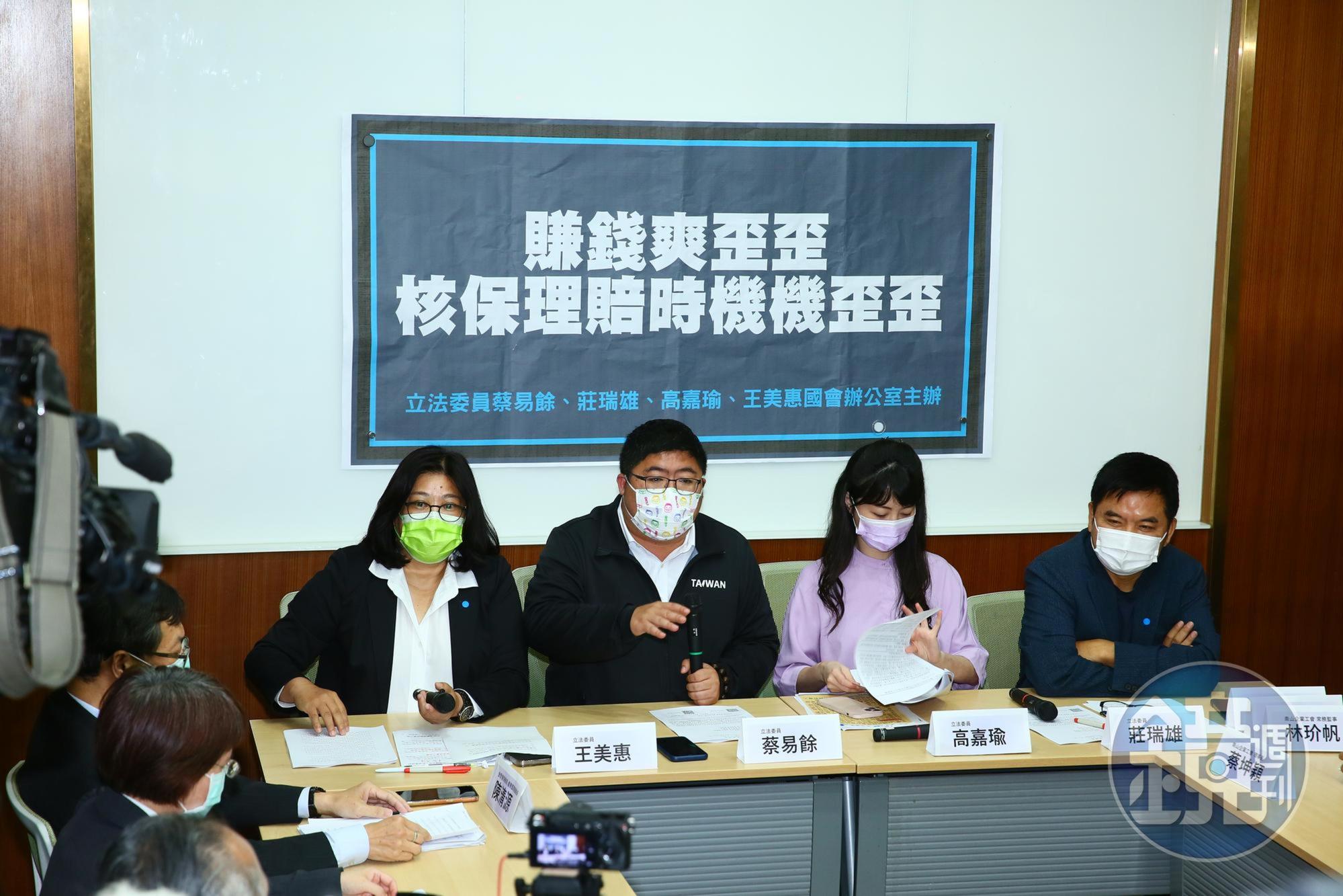 防疫保單之亂每天都有新劇情上演，就連民進黨立委也看不下去跳出來要金管會負責。