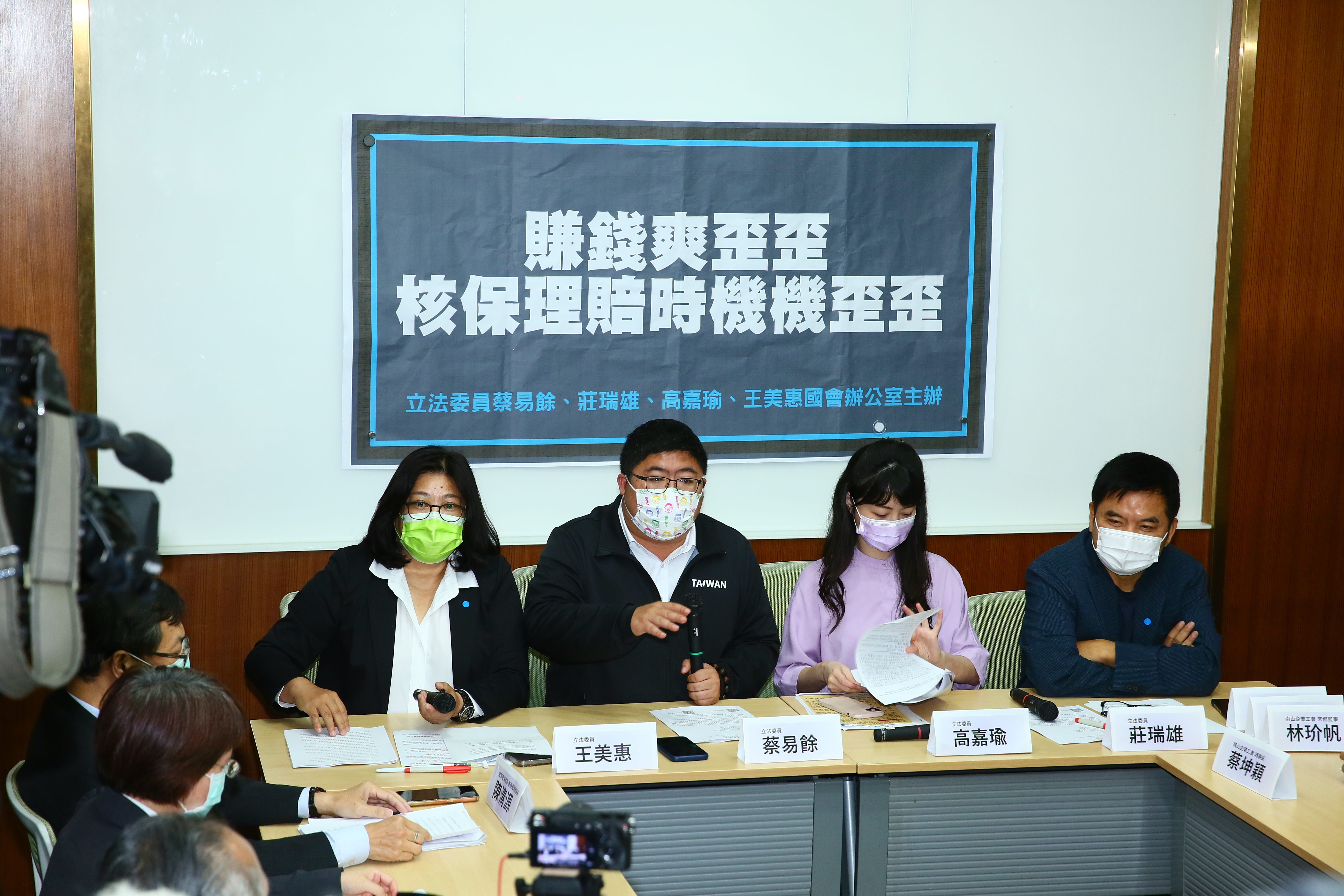 防疫保單之亂每天都有新劇情上演，就連民進黨立委也看不下去跳出來要金管會負責。