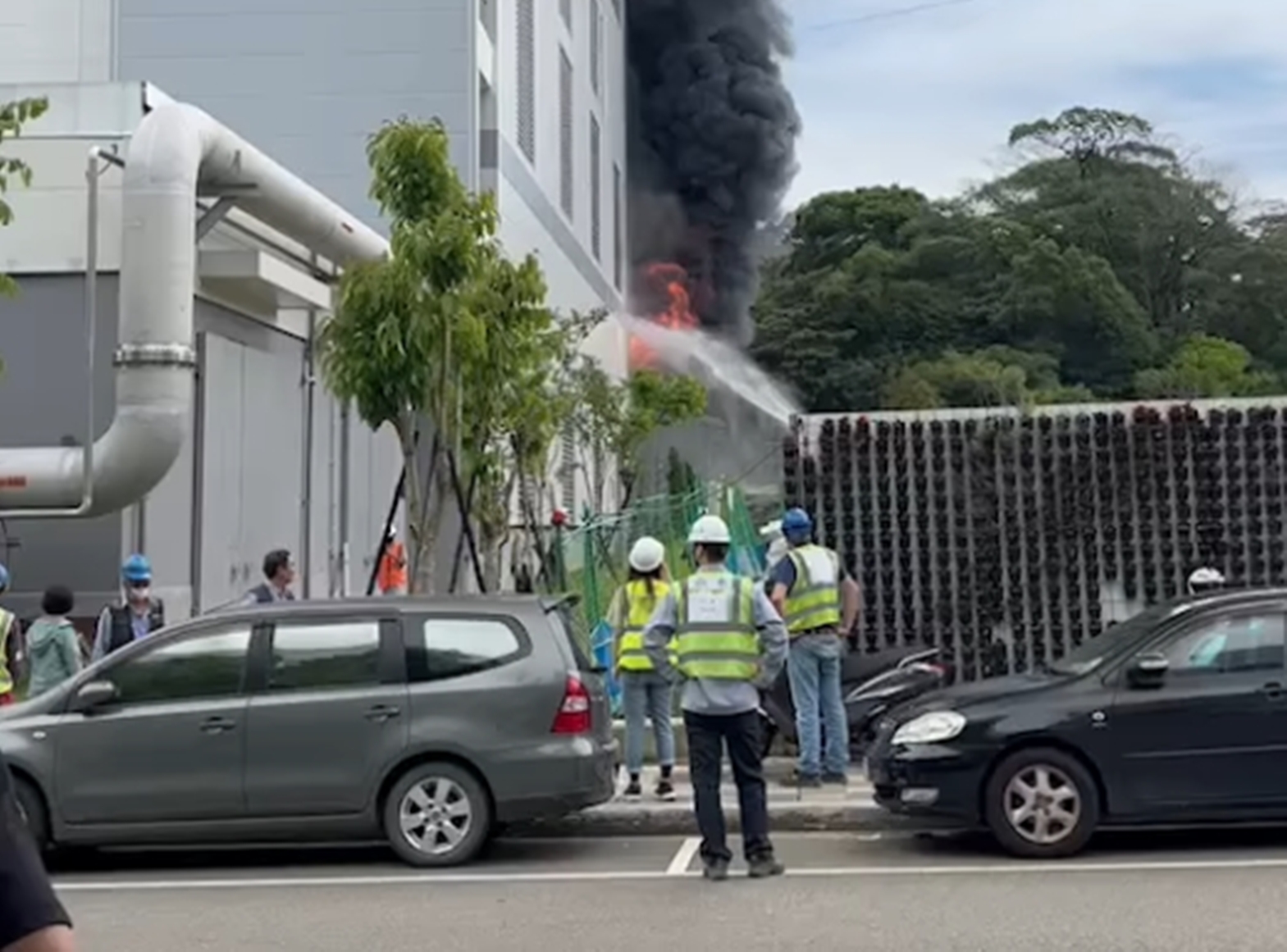 網友紛紛在臉書貼出，滾滾濃煙竄出的火災場景。（翻攝自新竹爆料公社）