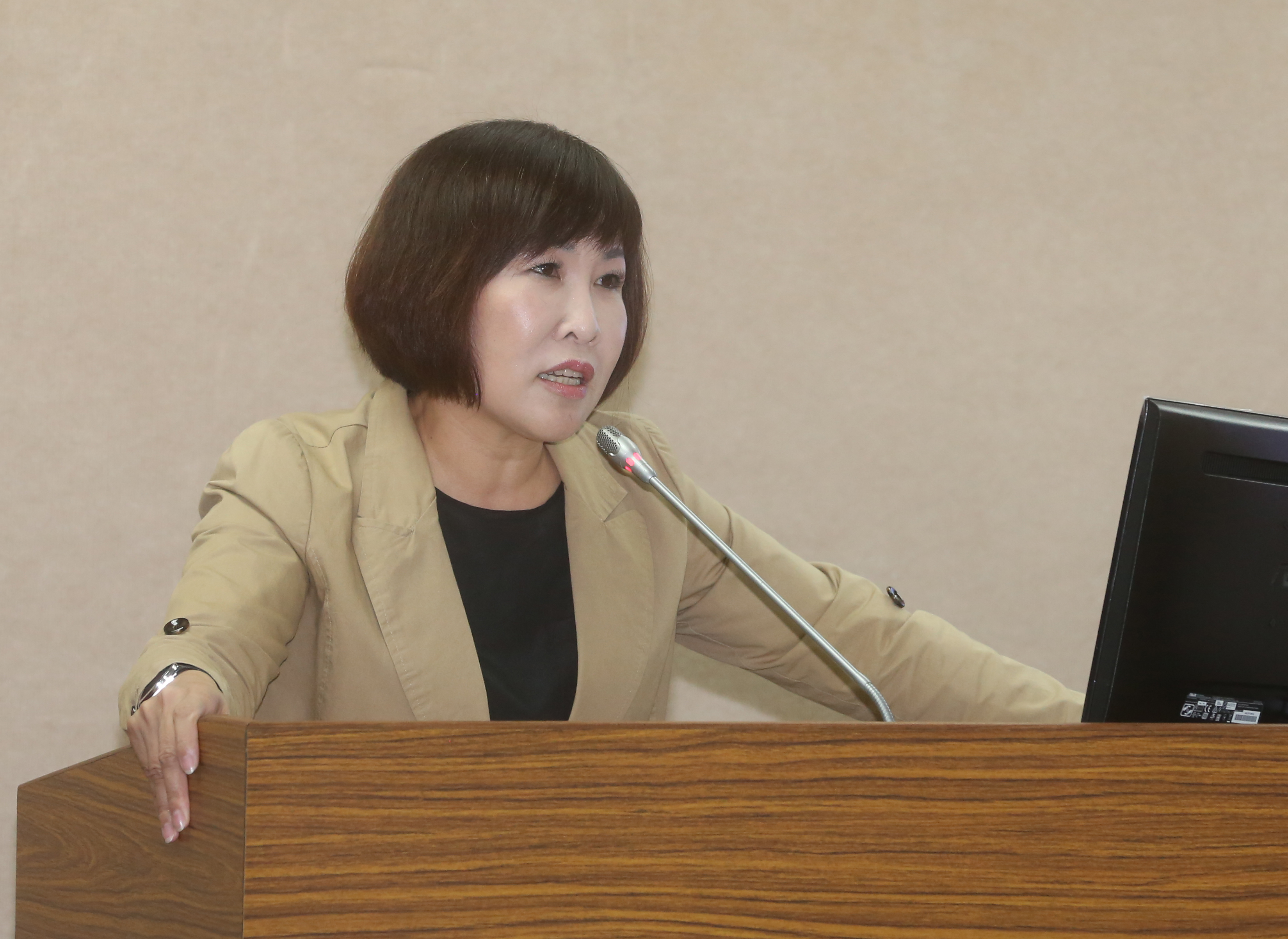 原先宣布參選的呂玉玲今日受訪被問及是否會脫黨參選，回應「正在思考，若有決定後會跟大家報告」。（本刊資料照）