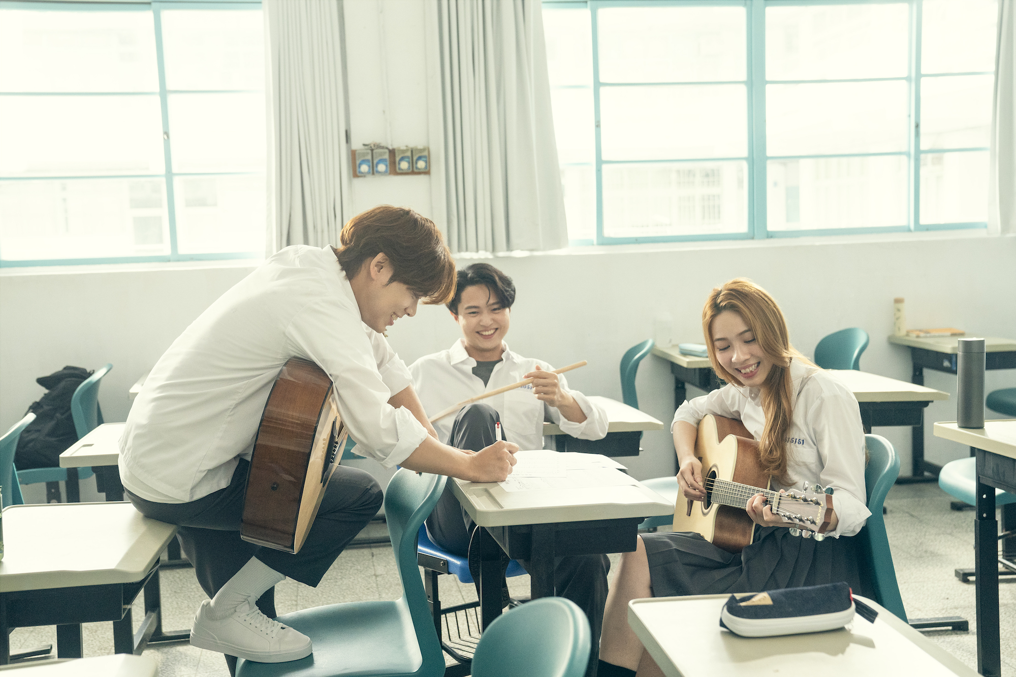 告五人團員（左起：雲安、哲謙、犬青）革命情誼濃厚，約定走一輩子。（相信音樂提供）