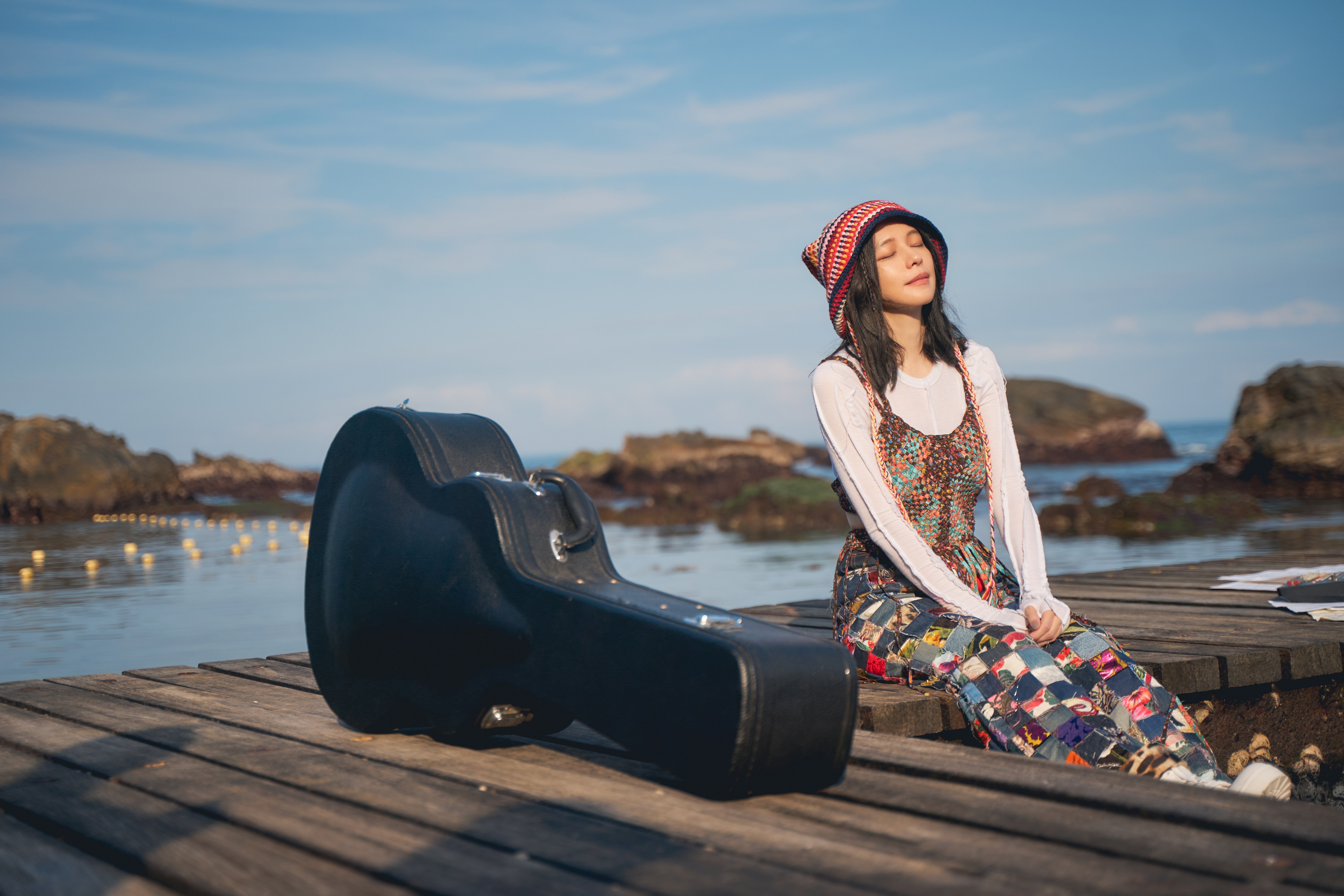 為了傳達歌曲氣氛，〈Hi〉MV拉到海邊取景。 （索尼音樂提供） 