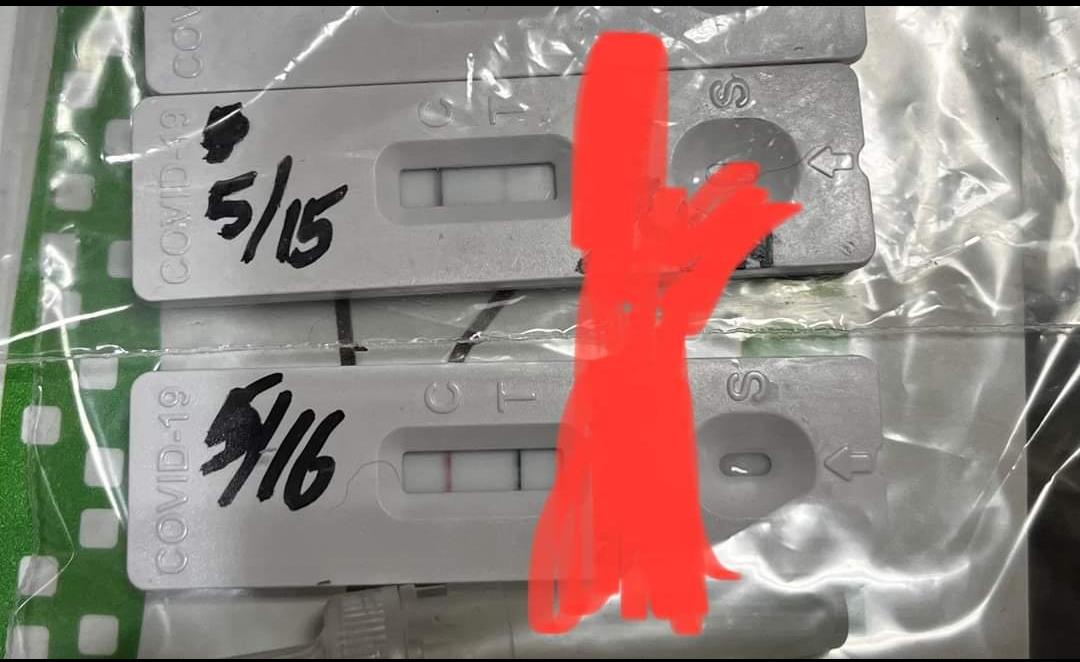 網友貼出自己快篩陽性的照片。(翻攝爆怨公社)