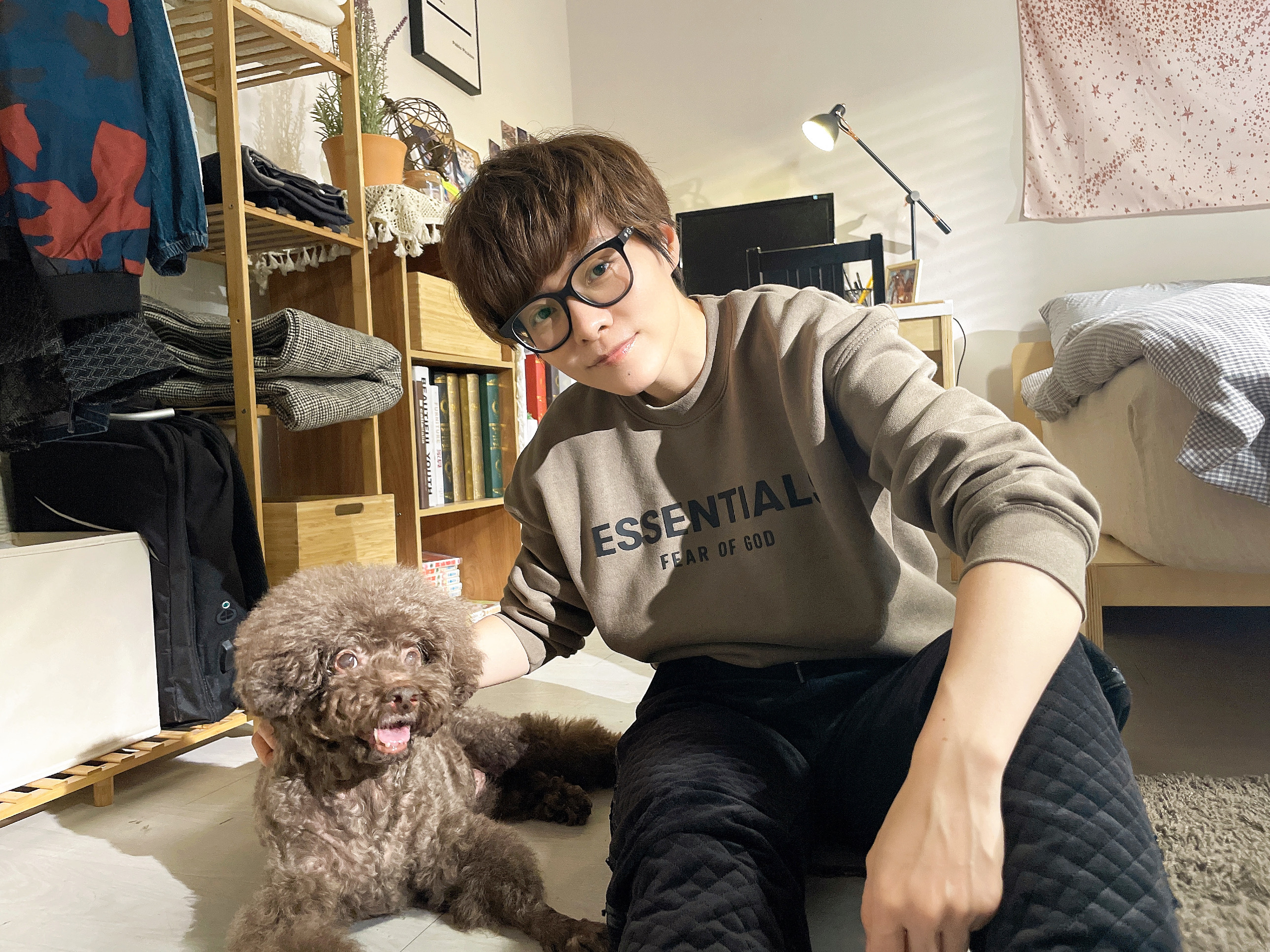 朱佳期靠著手中零食，與巧克力貴賓培養感情。（固力狗娛樂提供）