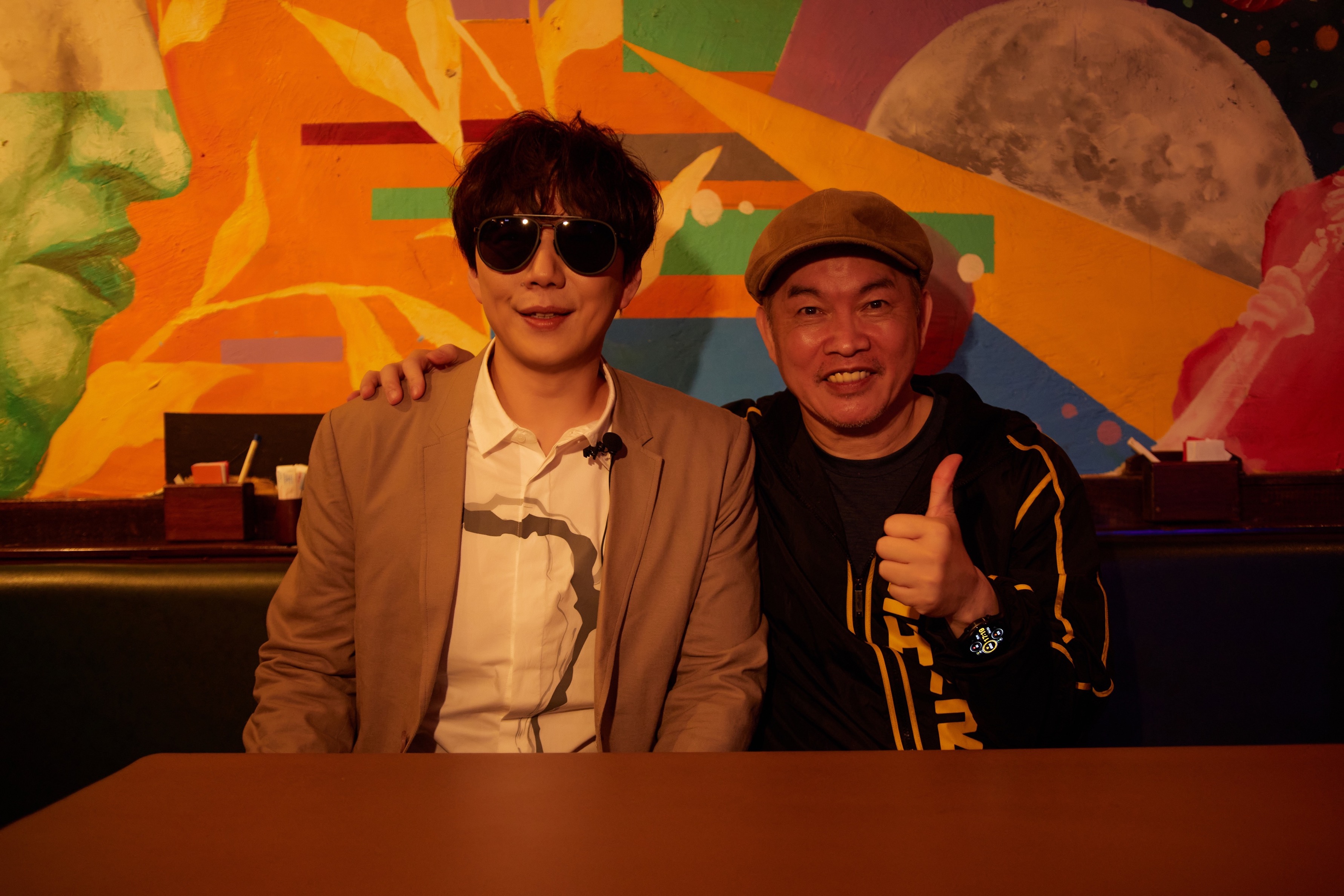 蕭煌奇（左）回到當年駐唱的音樂餐廳，巧遇好友康康。（環球音樂提供）