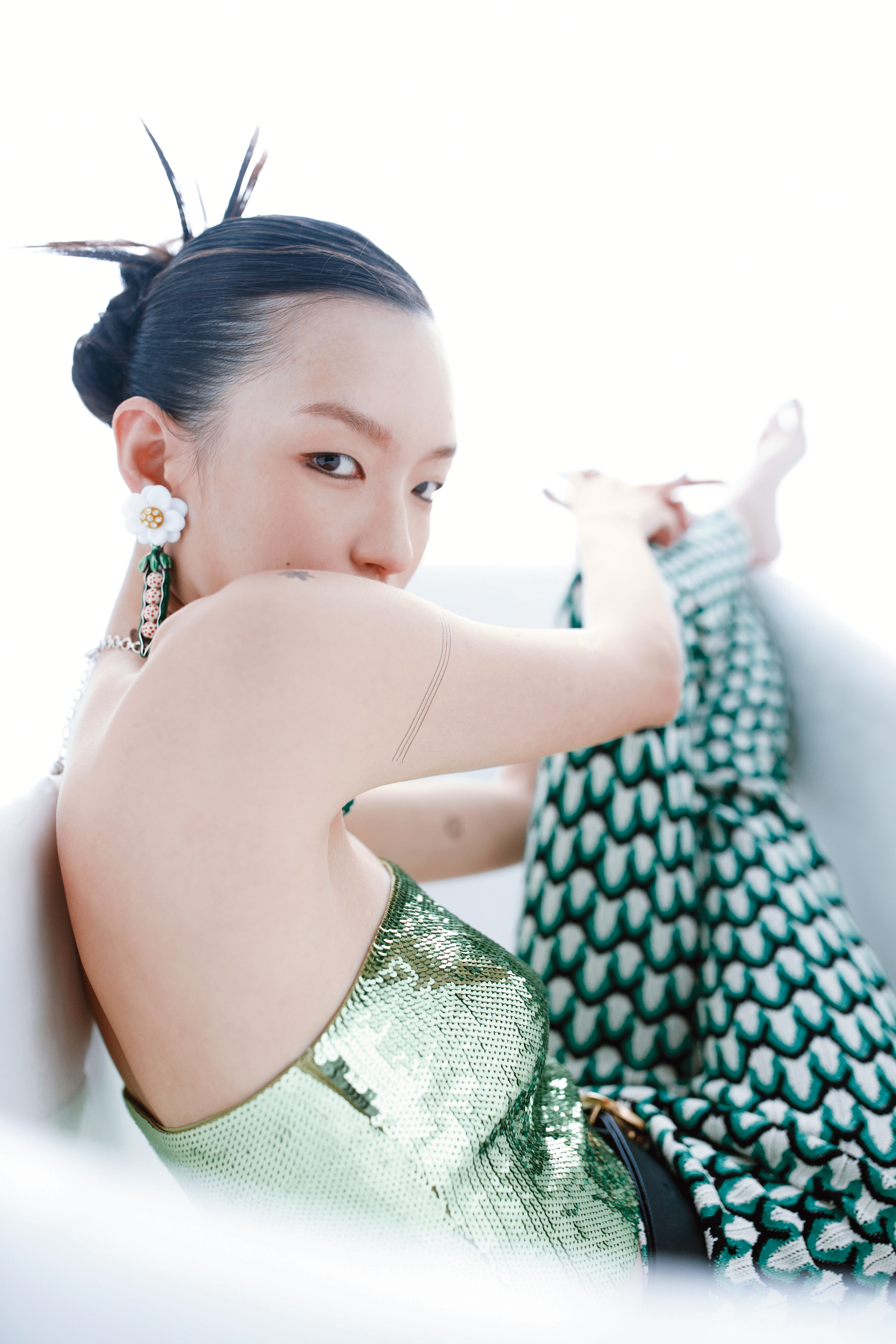 綠色亮片平口上衣NT$43,000 by LOEWE；綠色針織喇叭褲NT$9,050 by sandro；水鑽夾式耳環NT$1,499 by Iris Apfel X H&M；浮誇雙層項鍊NT$1,999 by Iris Apfel X H&M；30 Montaigne黑色小牛皮腰帶NT$25,000 by DIOR