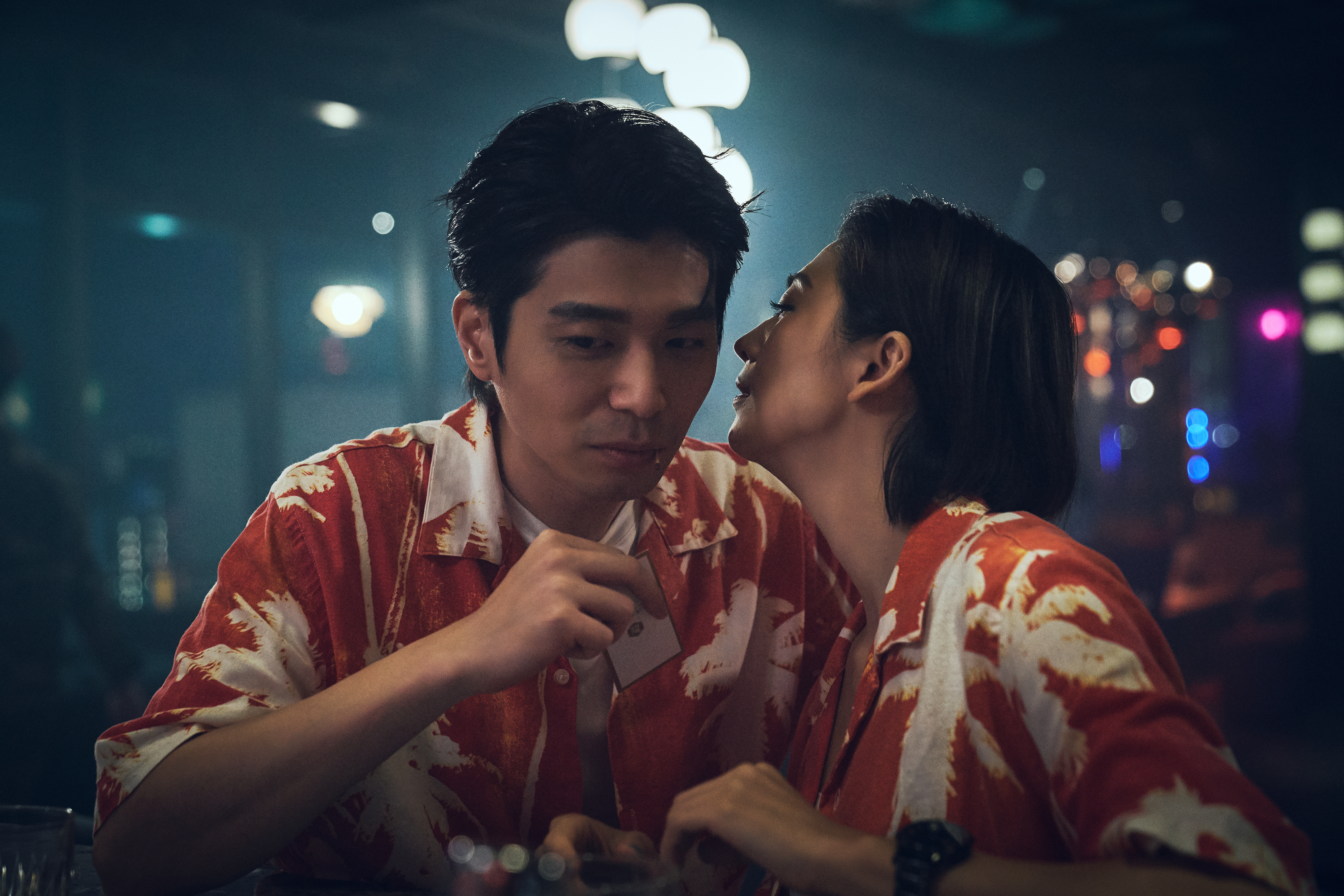  《正義的算法》侯彥西（左）、阿喜（右）為觀眾帶來滿滿的爆笑情節。（Disney+提供）