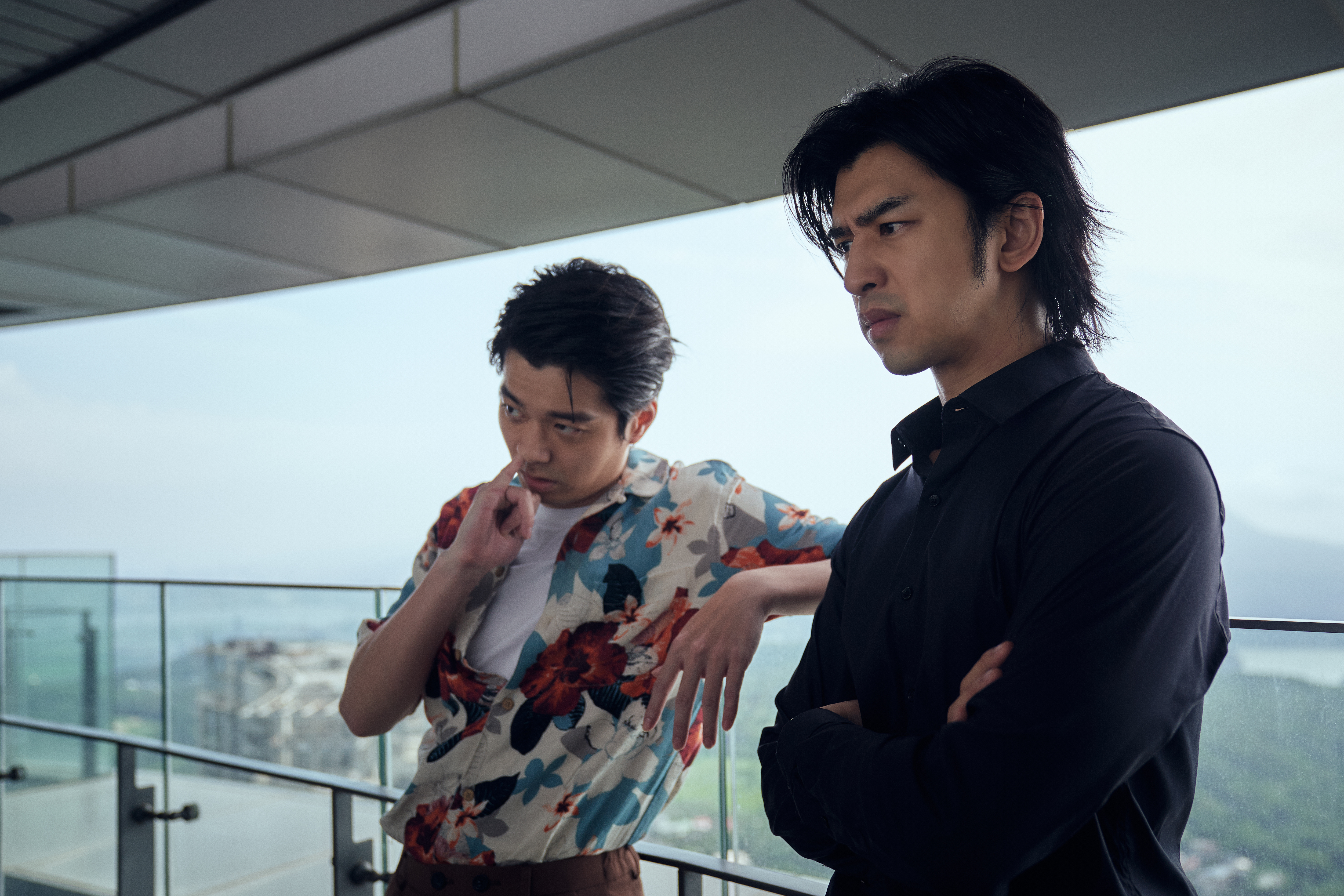 華語劇《正義的算法》陳柏霖飾演能力高超但性格臭屁自私的律師「劉浪」。（Disney+提供）