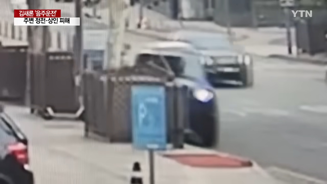 金賽綸駕駛的休旅車昨天早上直接撞上路邊變壓器，變壓器外的柵欄全毀。（翻攝自YTN）