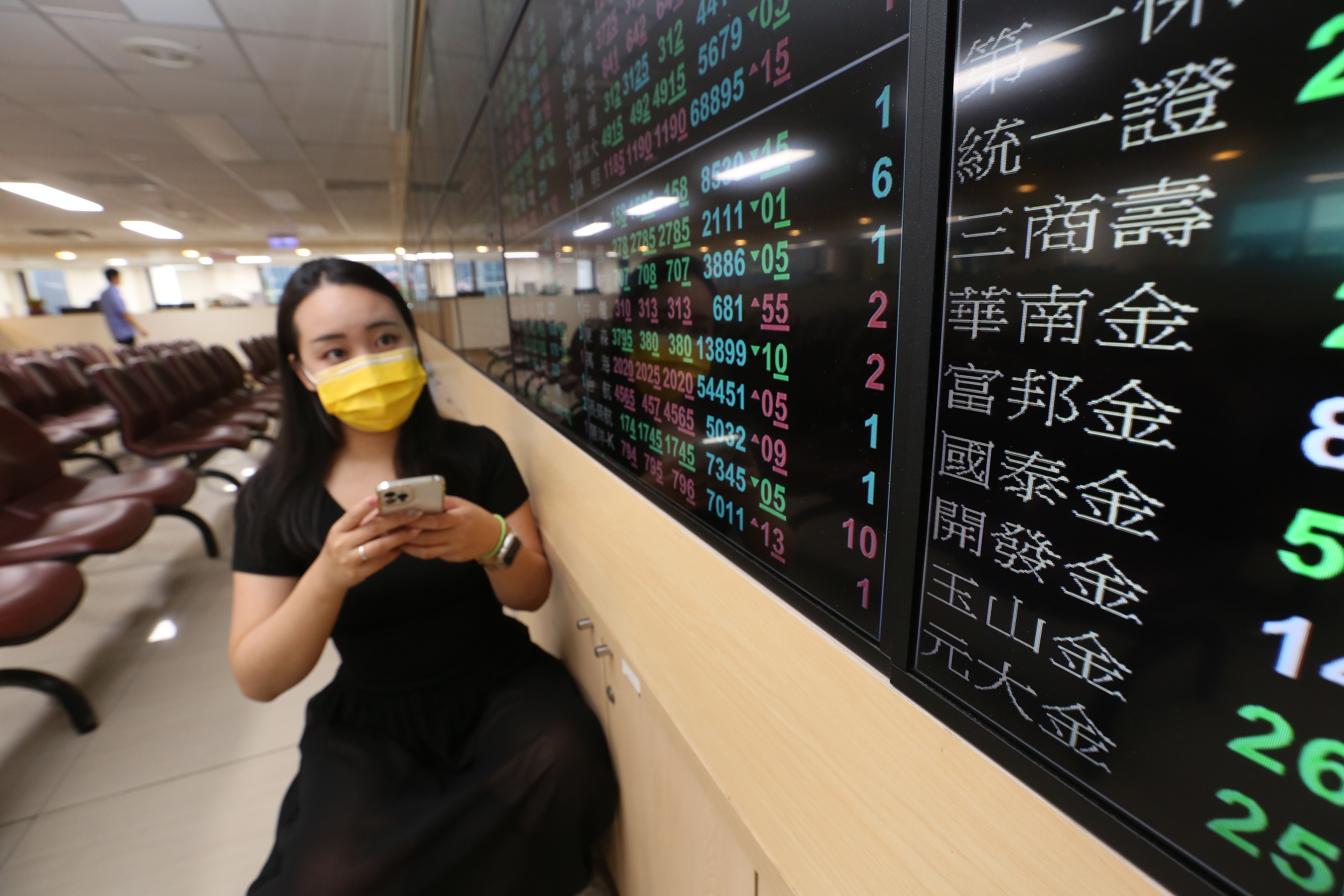 受惠升息金融股漲多，但殖利率吸引力卻不如金融債誘人。