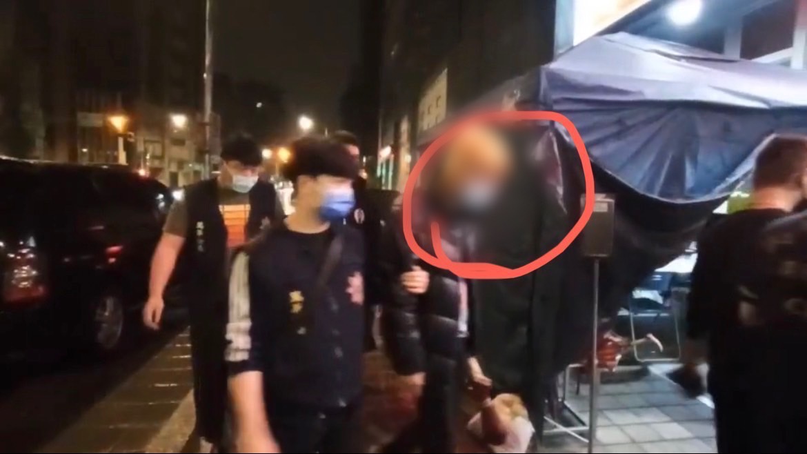 警方在案發3小時內迅速逮捕梁男（紅圈）等5嫌。（翻攝畫面）