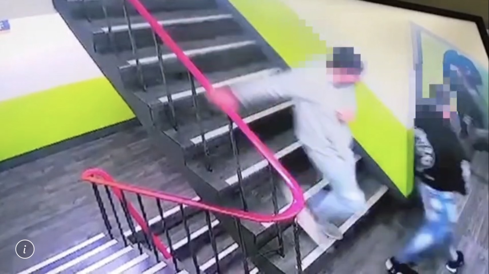 梁男等人犯案後迅速從逃生梯逃逸。（翻攝畫面）