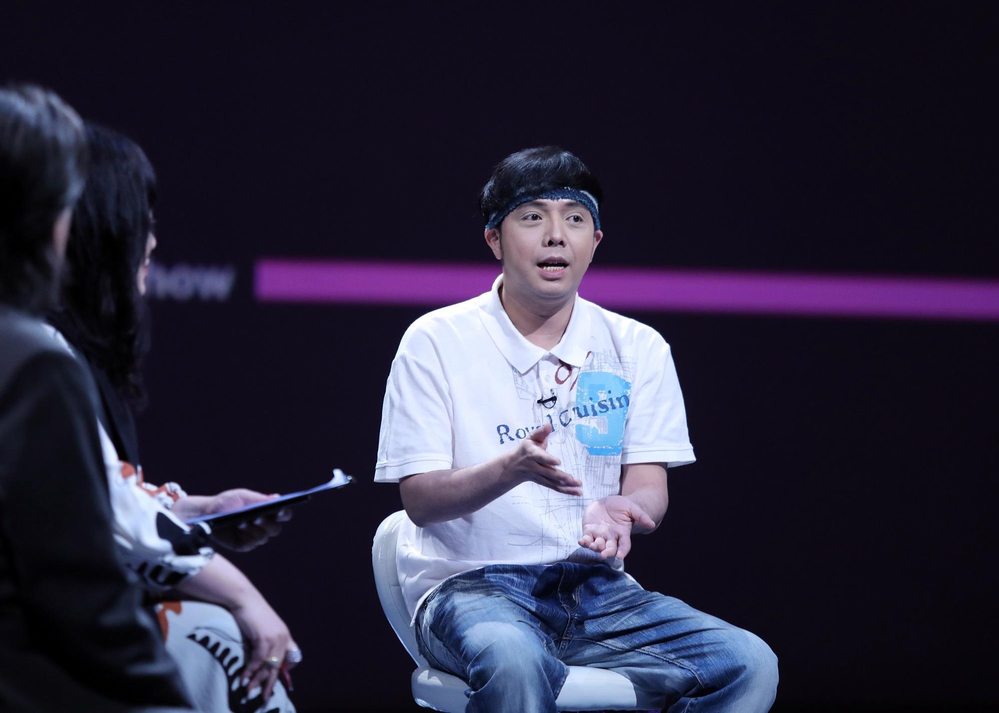 單親爸爸小炳邊帶孩子、邊學習如何當爸爸。(公視提供)
