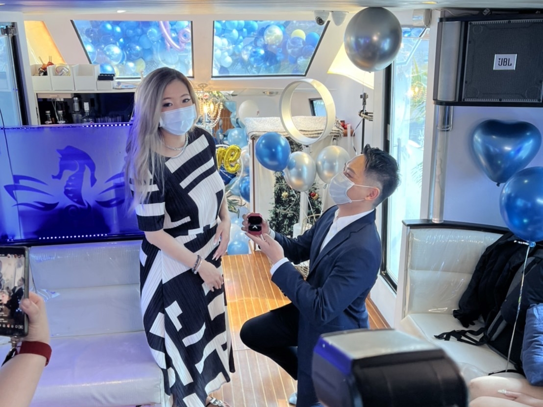 Makiyo男友單膝下跪求婚。(讀者提供)