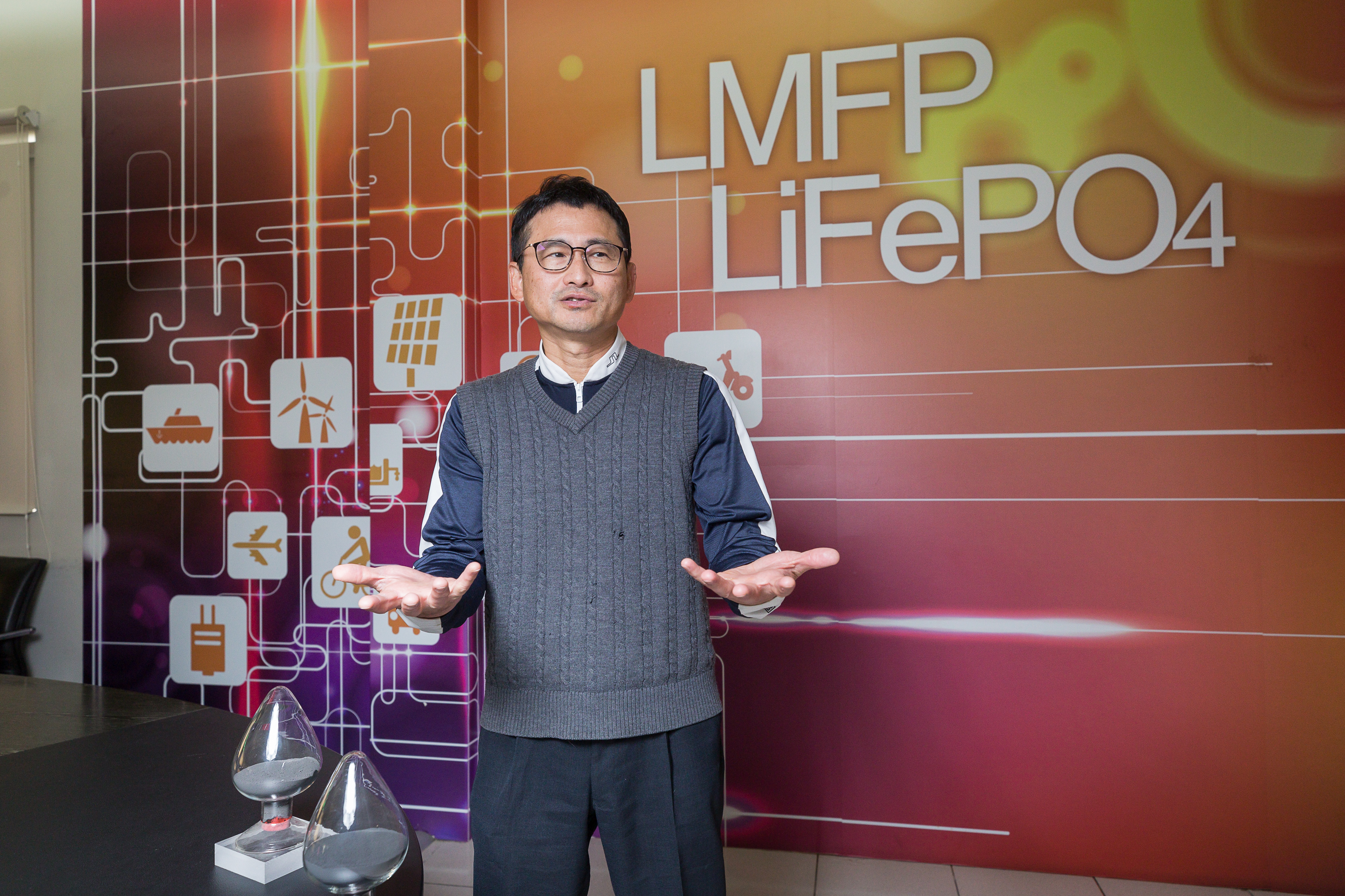 磷酸鋰錳鐵（LMFP）因為可與鋰三元混參，又有鋰鐵安全、壽命等優勢，故泓辰材料10年前就先超前布局。圖為泓辰材料董事長陳宏力。