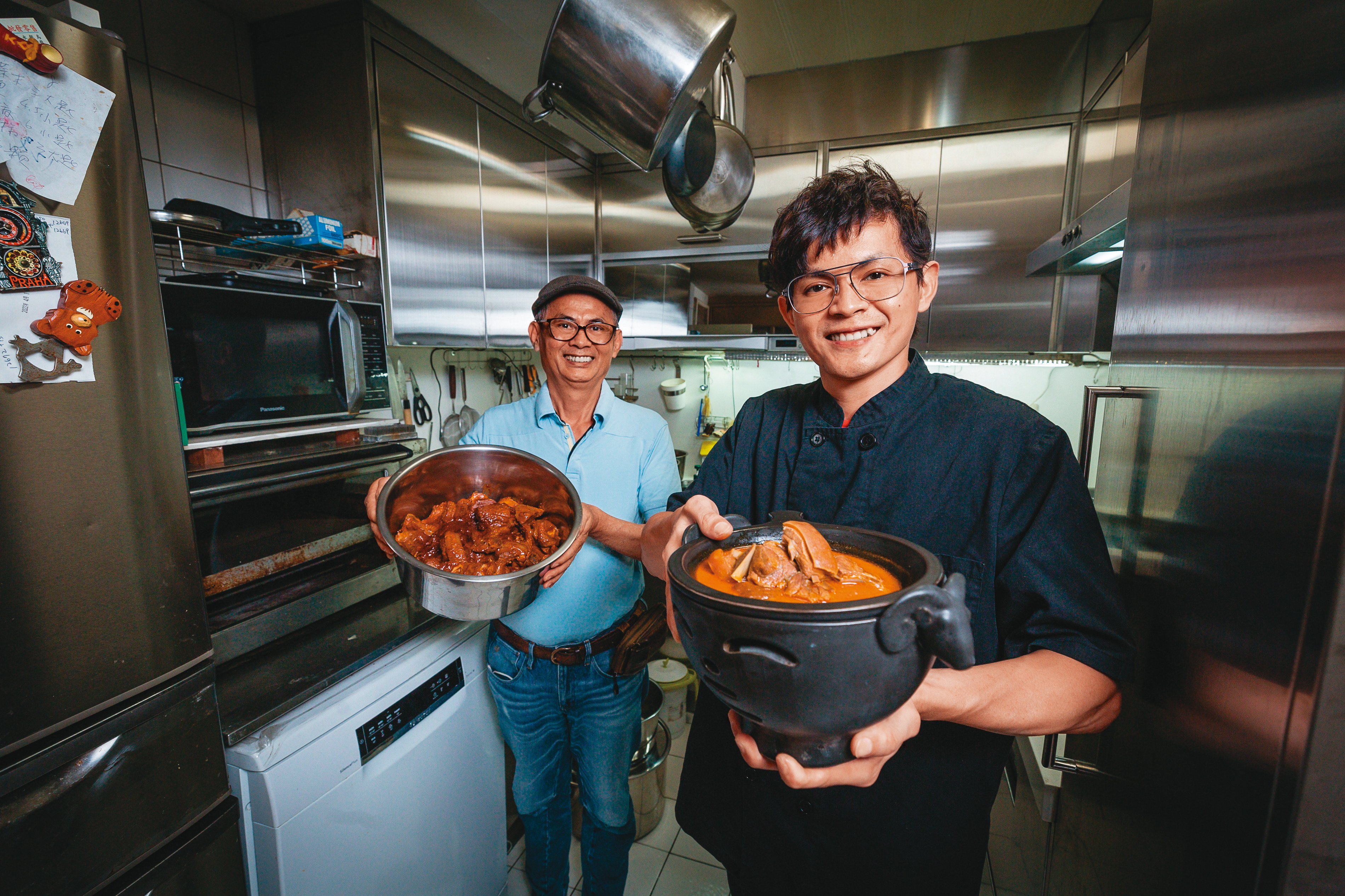 拿著一碗小羊肉的招牌羊頭鍋，李思諺（右），將經典的紅燒羊肉湯重現江湖。左為父親李明雄。