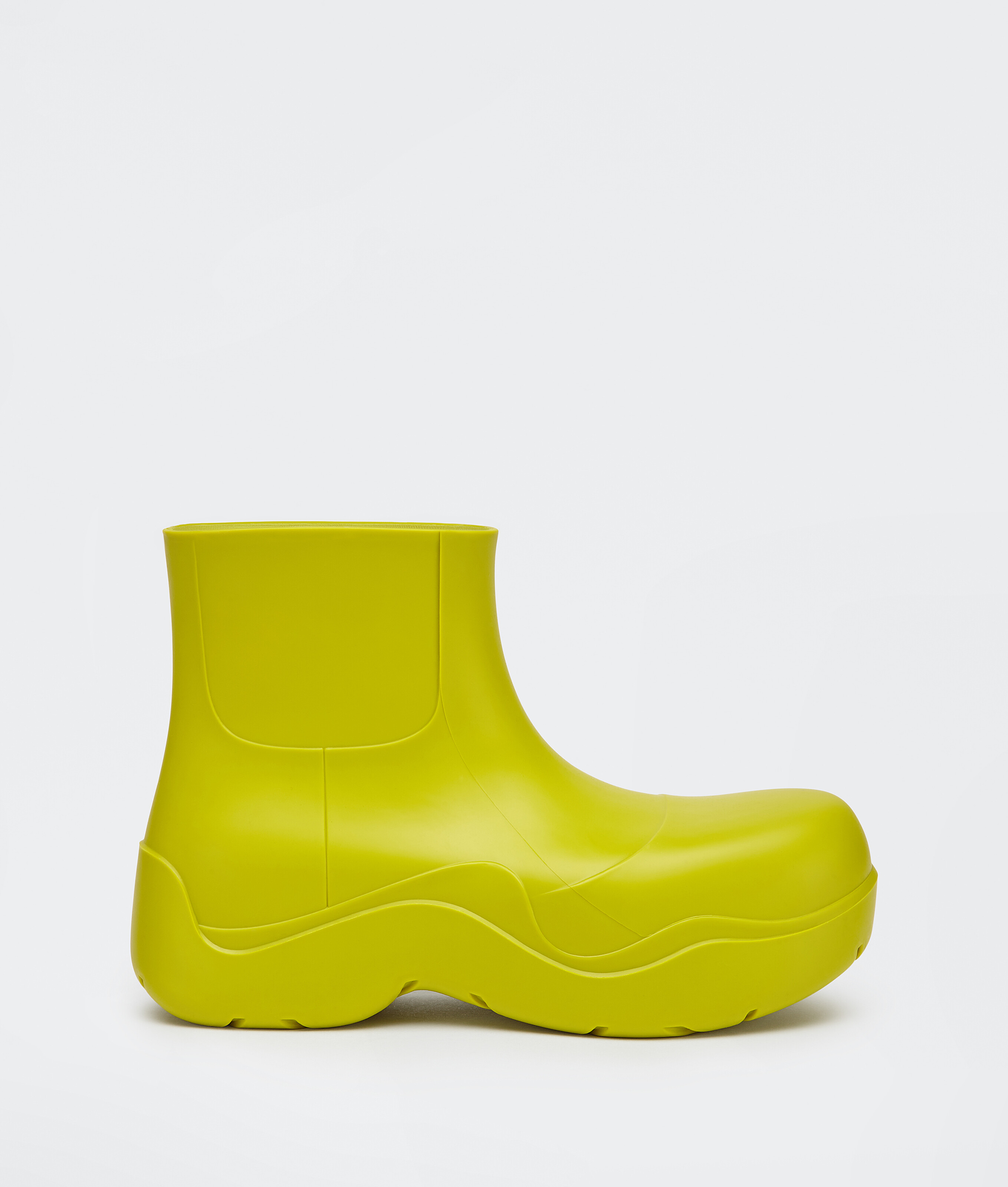 Puddle奇異果綠踝靴。NT$ 20,100（BOTTEGA VENETA提供）