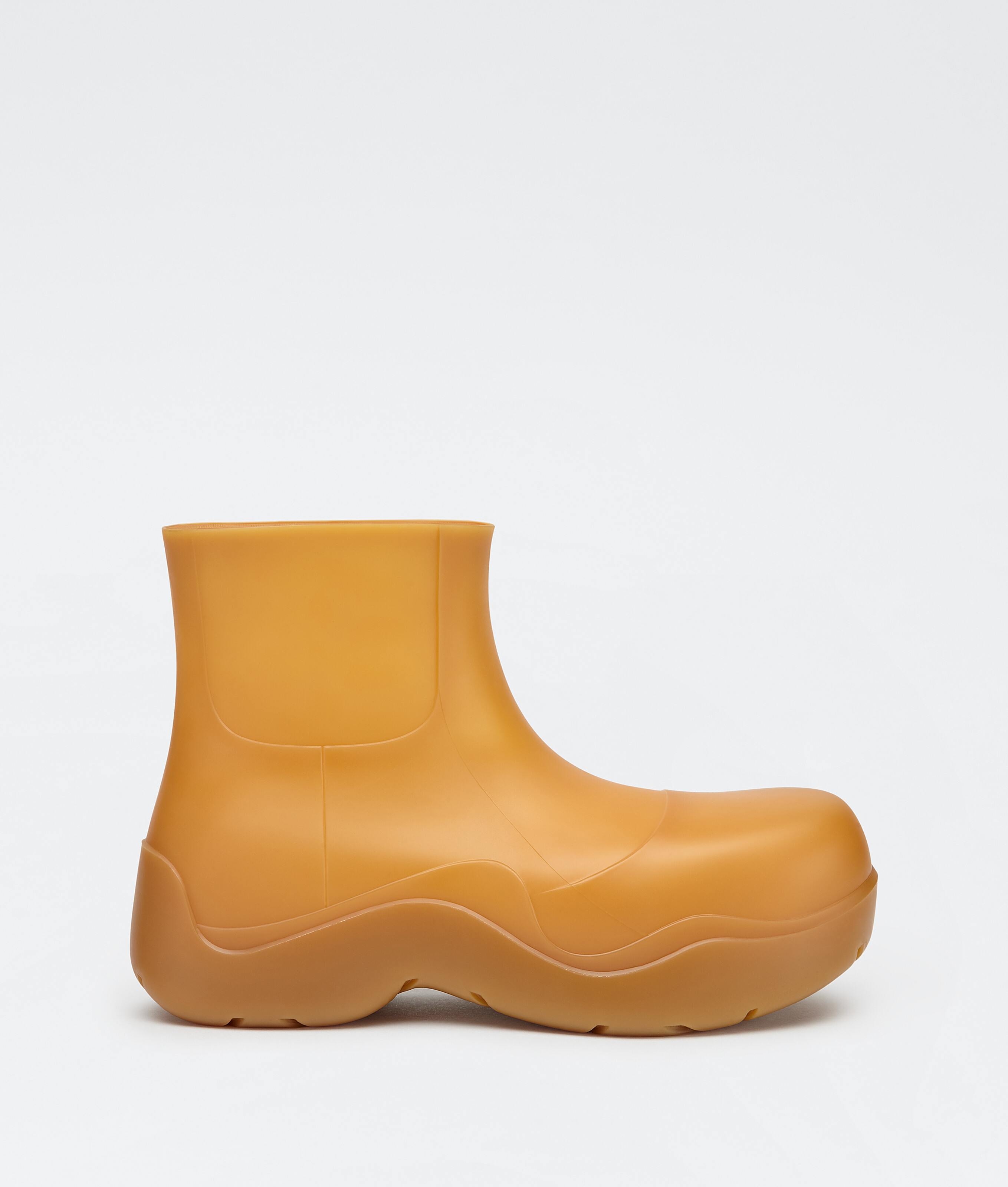 Puddle牛奶糖色踝靴。NT$ 20,100（BOTTEGA VENETA提供）