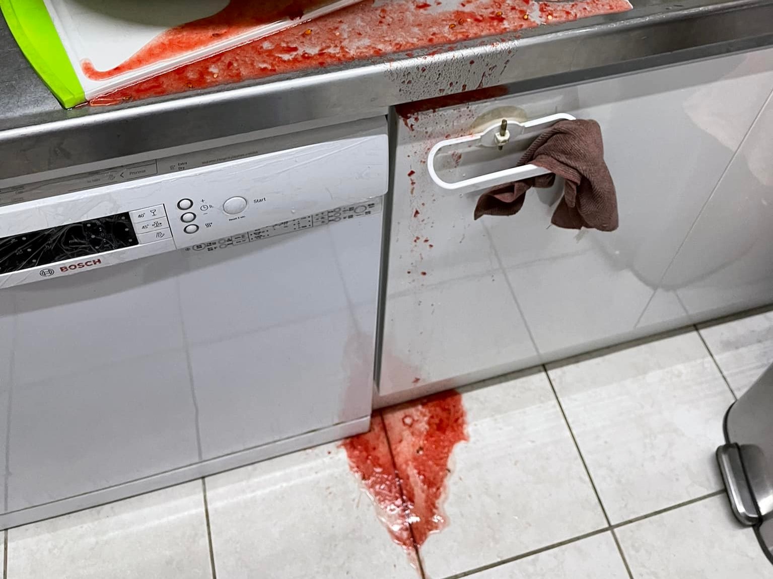 民眾去好市多買西瓜，沒想到一切開就炸裂，果肉四濺，廚房宛如命案現場。（翻攝Costco好市多 商品經驗老實說臉書）