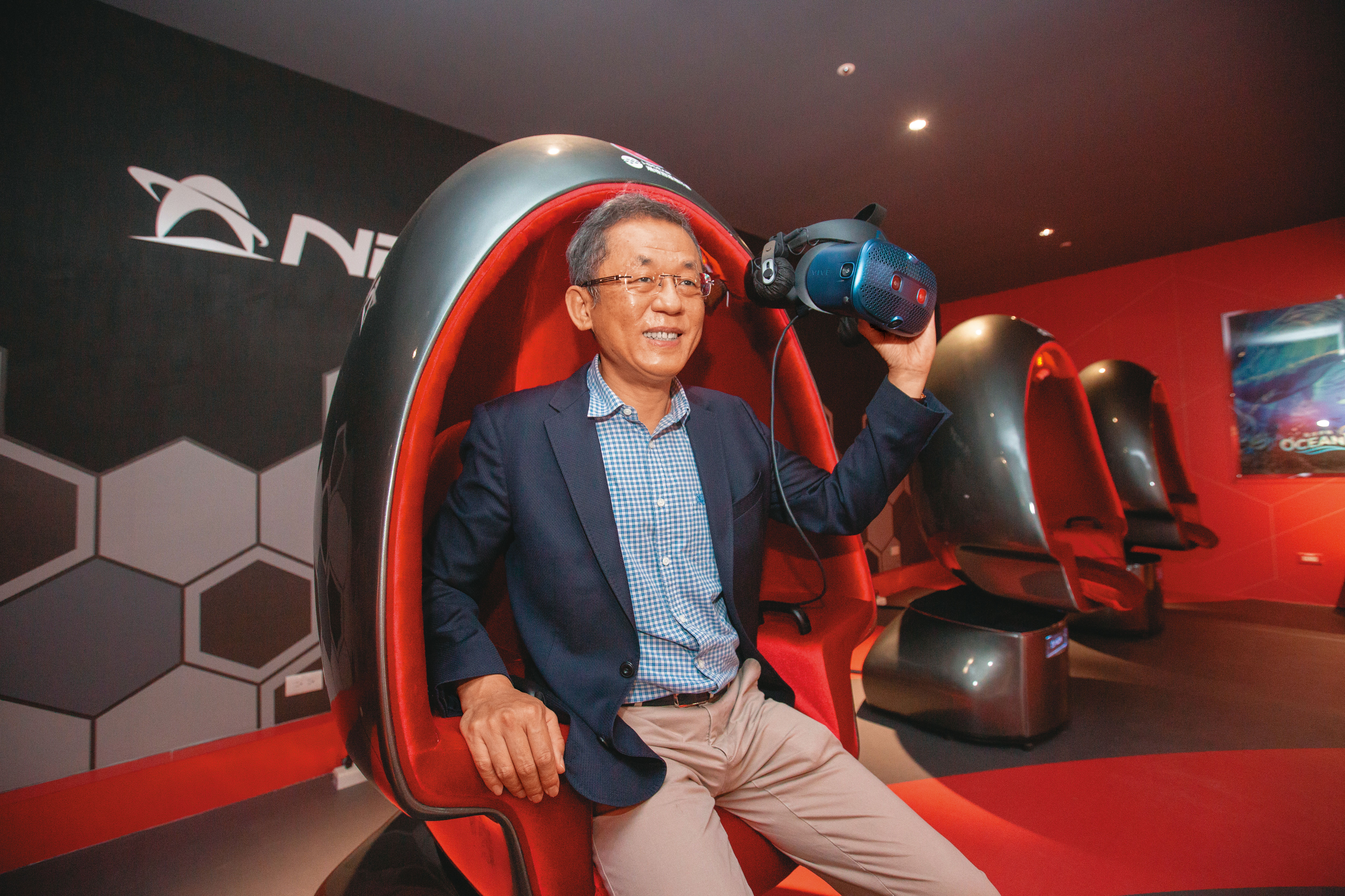 搭上元宇宙熱潮，智崴打造N次元先鋒號，蛋殼型體感座椅與VR眼鏡，提供更沉浸式的體驗。