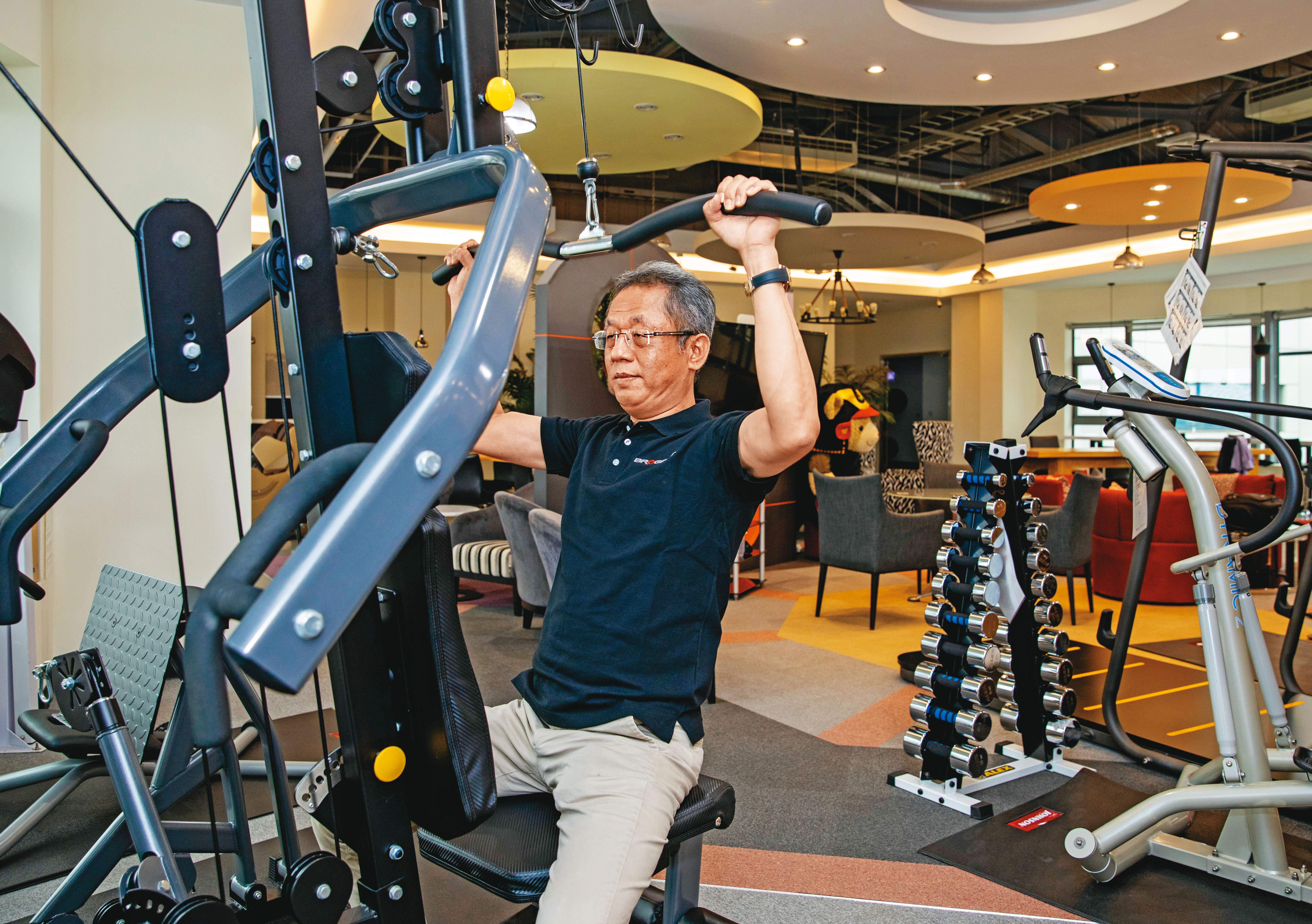 為保持好體力，歐陽志宏近年迷上運動，高雄總部就有健身房，鼓勵同仁動起來。
