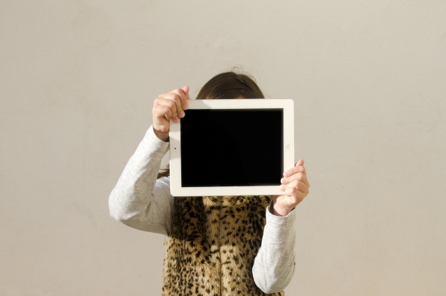 小四女兒把爸媽LINE名稱改成「腦殘人」，讓家長超傻眼。（示意圖 photo AC）