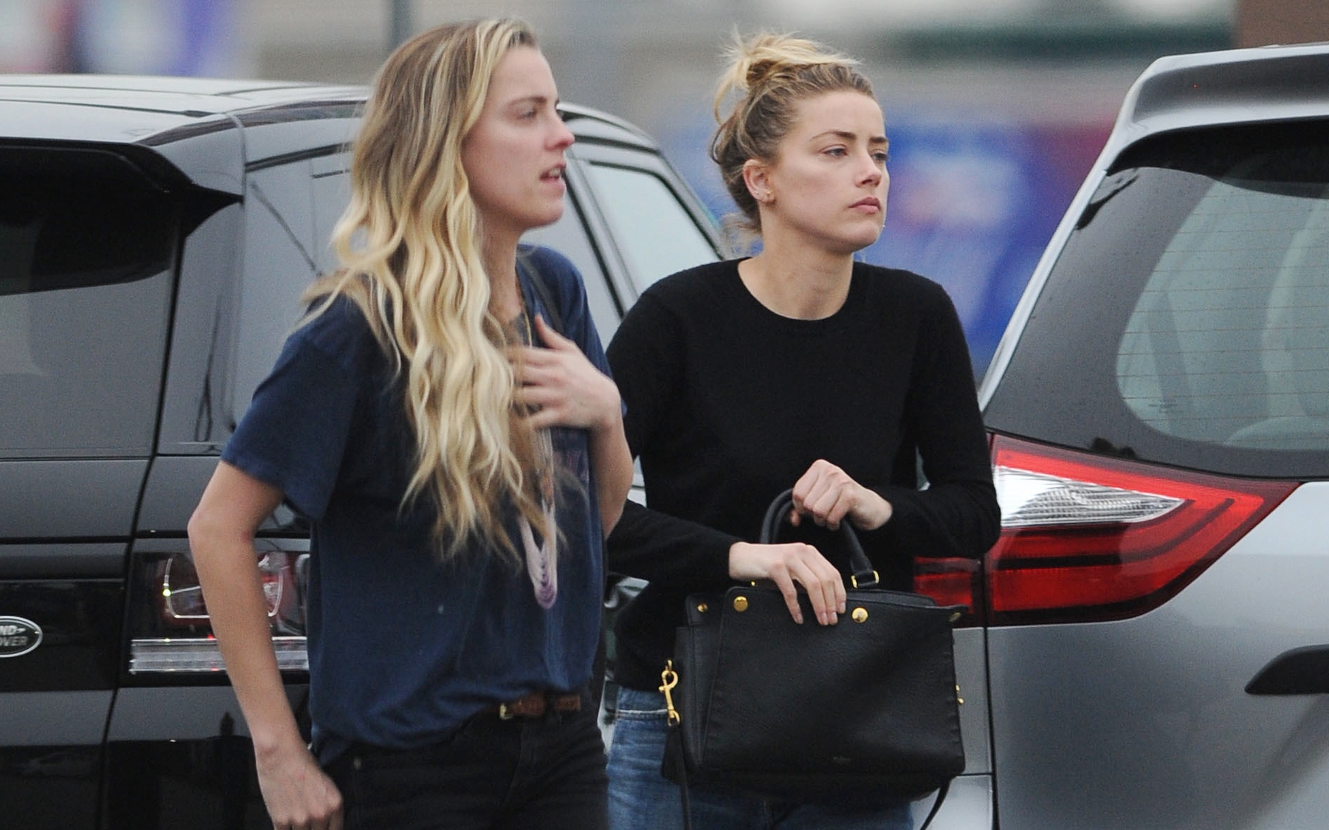 在2017年與強尼戴普敲定離婚後，安珀赫德（右）曾與妹妹蕙妮（左）一起上街。（東方IC）