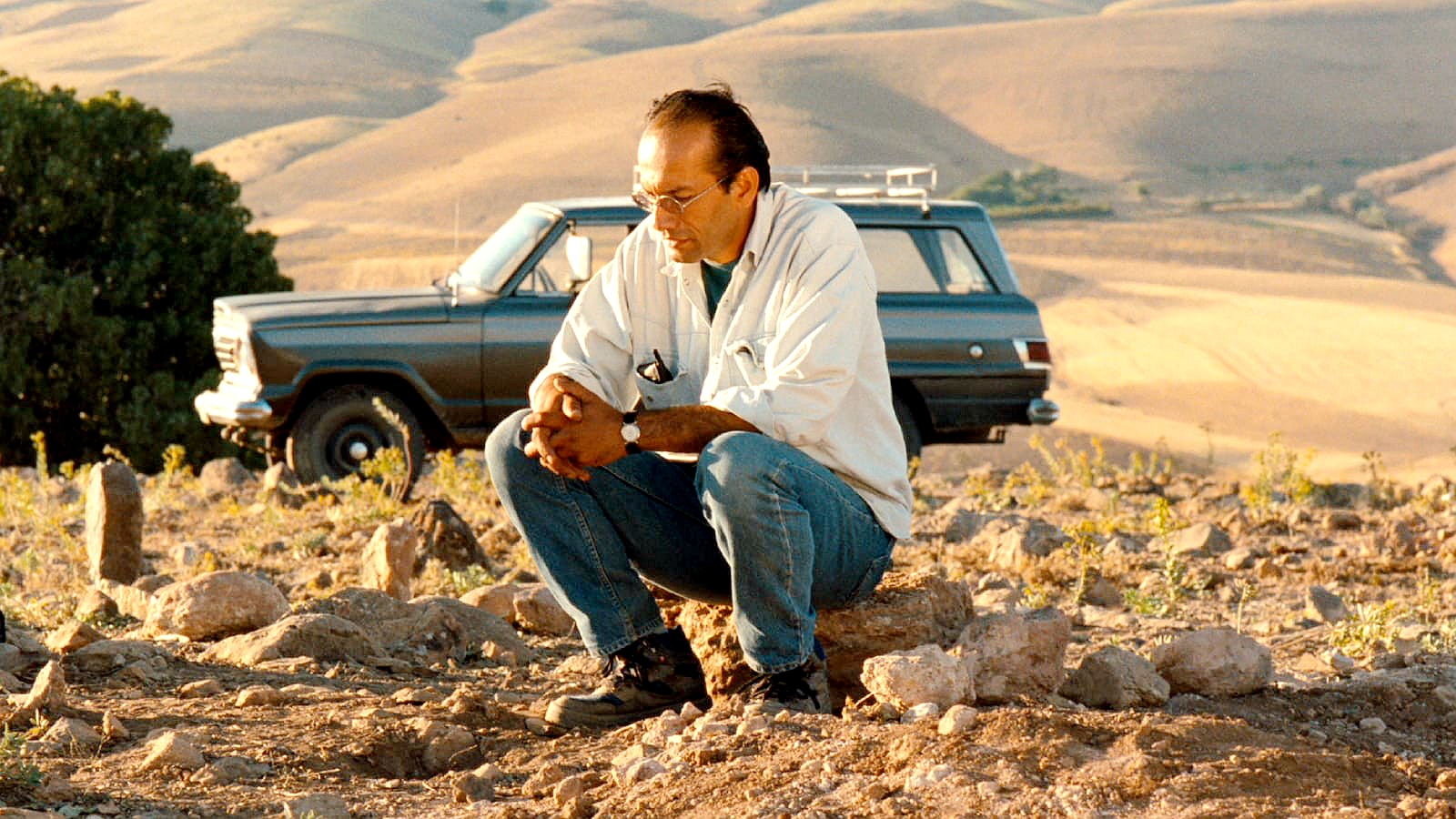 《風帶著我來》描述一名工程師、造訪一場即將發生的葬禮。(海鵬影業提供)