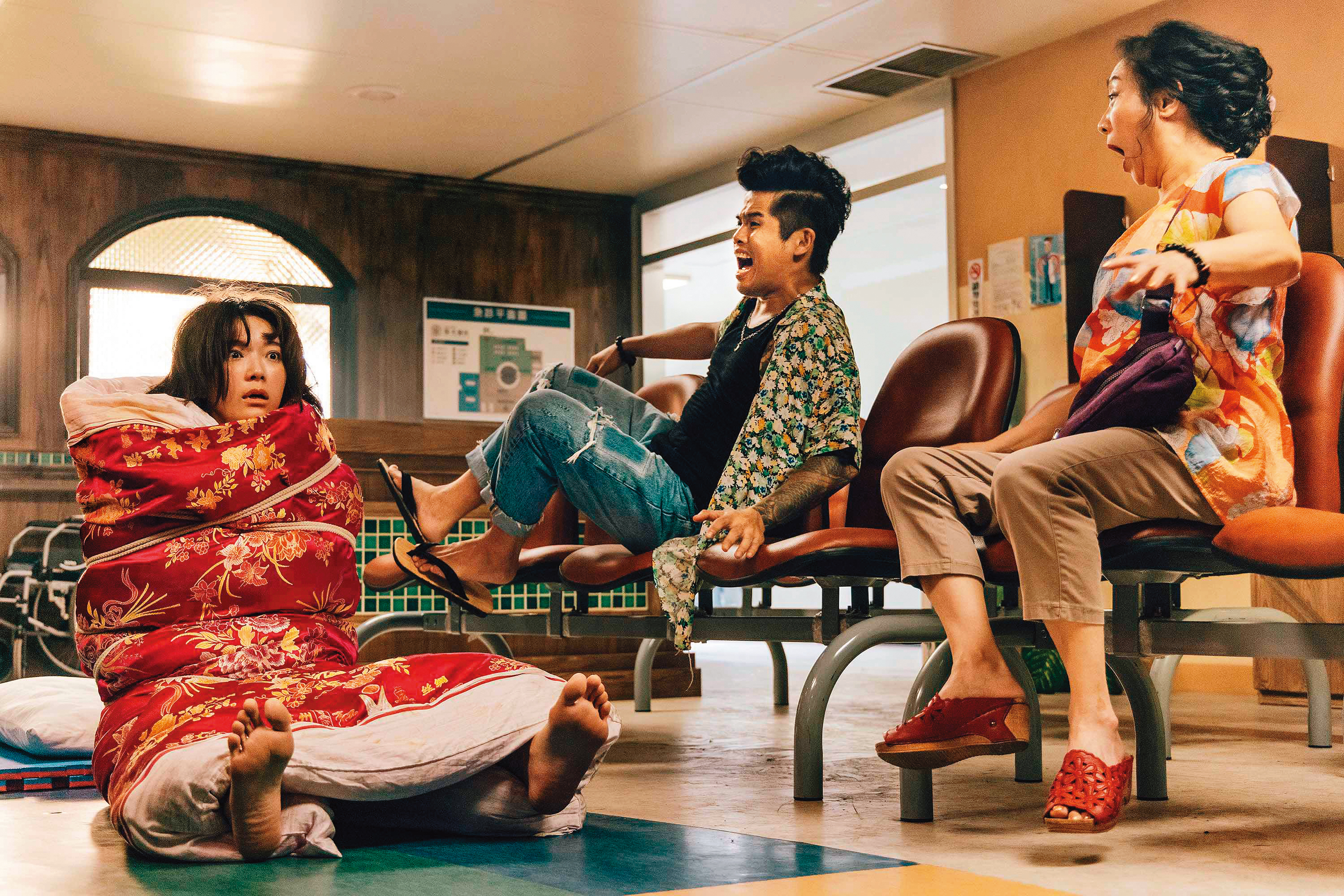 蔡淑臻(左)突破自我框架,在《暴走女外科》中發揮喜劇功力。(公視提供)