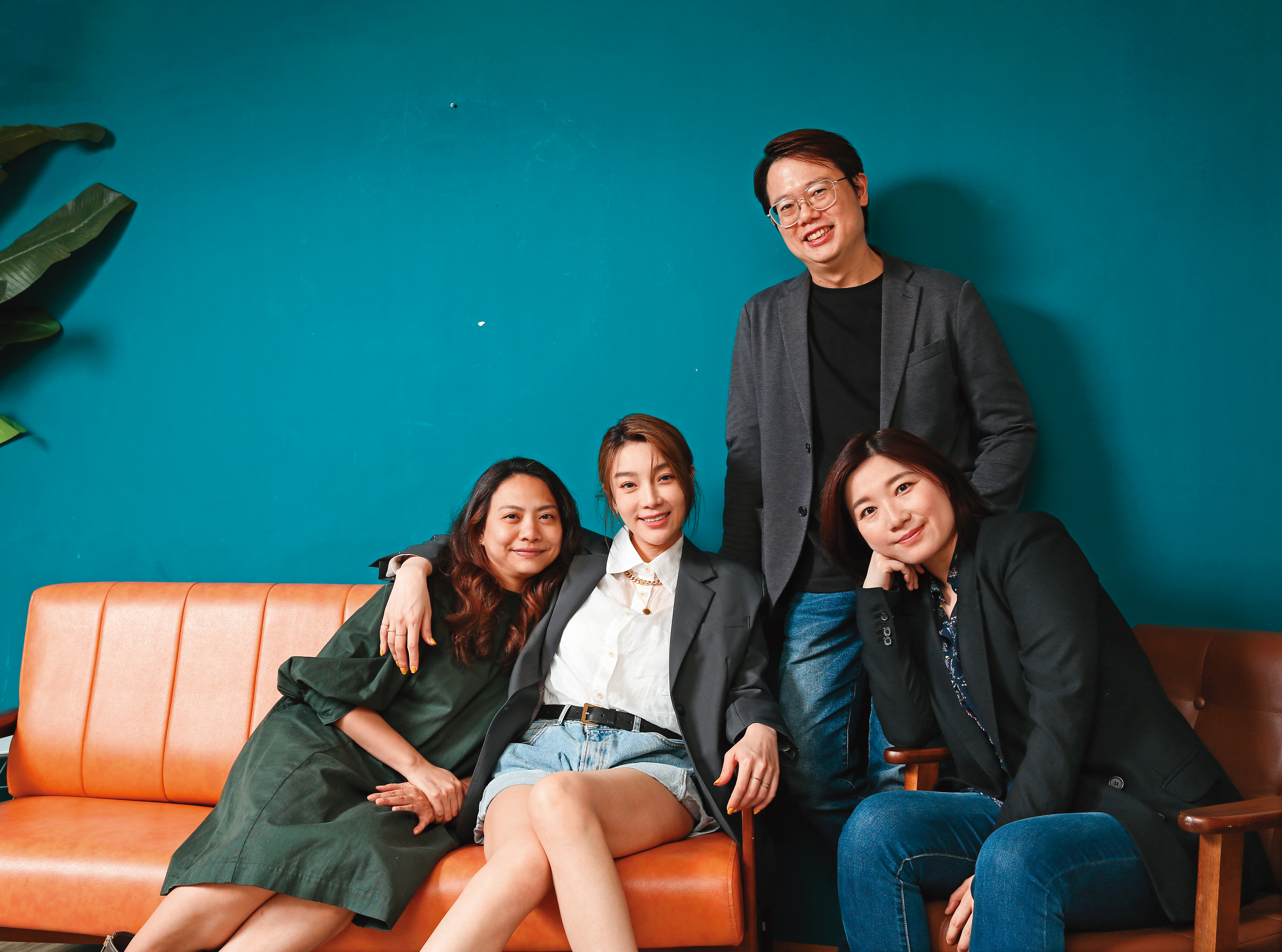 編導賴孟傑（右二）邀請蔡淑臻（左二）主演，攜手製作人詹子誼（左一）與詹于珊（右一）合作，費時5年推出醫療喜劇。