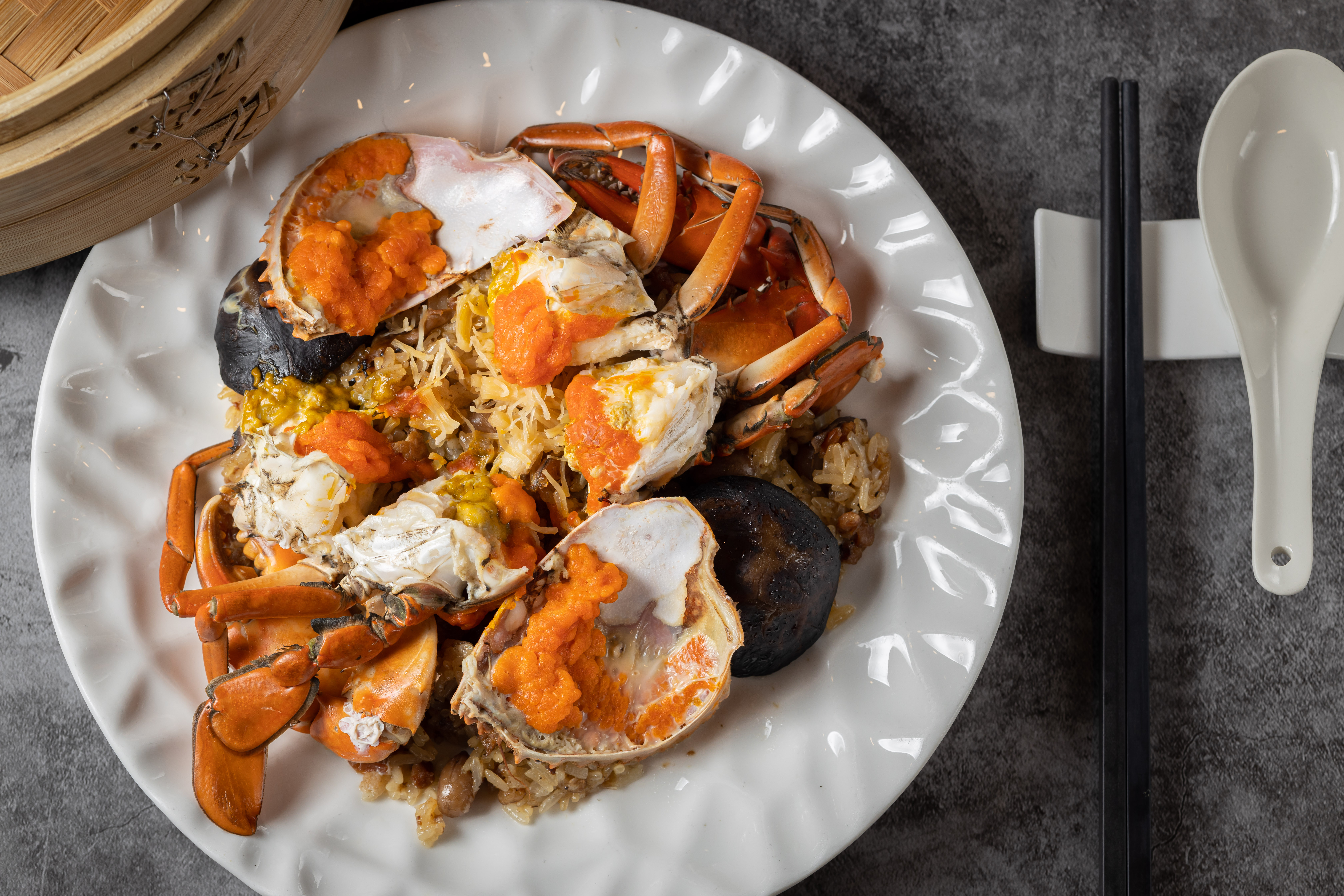 台南「錦霞樓」的「招牌紅蟳米糕」料多實在，有蟹黃飽滿的新鮮紅蟳，米粒Q彈芳香。（980元／小份）