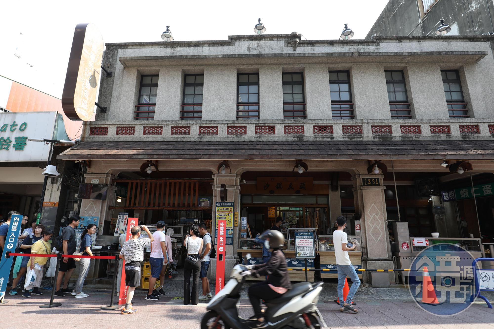 疫情爆發前，「林聰明沙鍋魚頭」店外無時無刻都有排隊人潮。