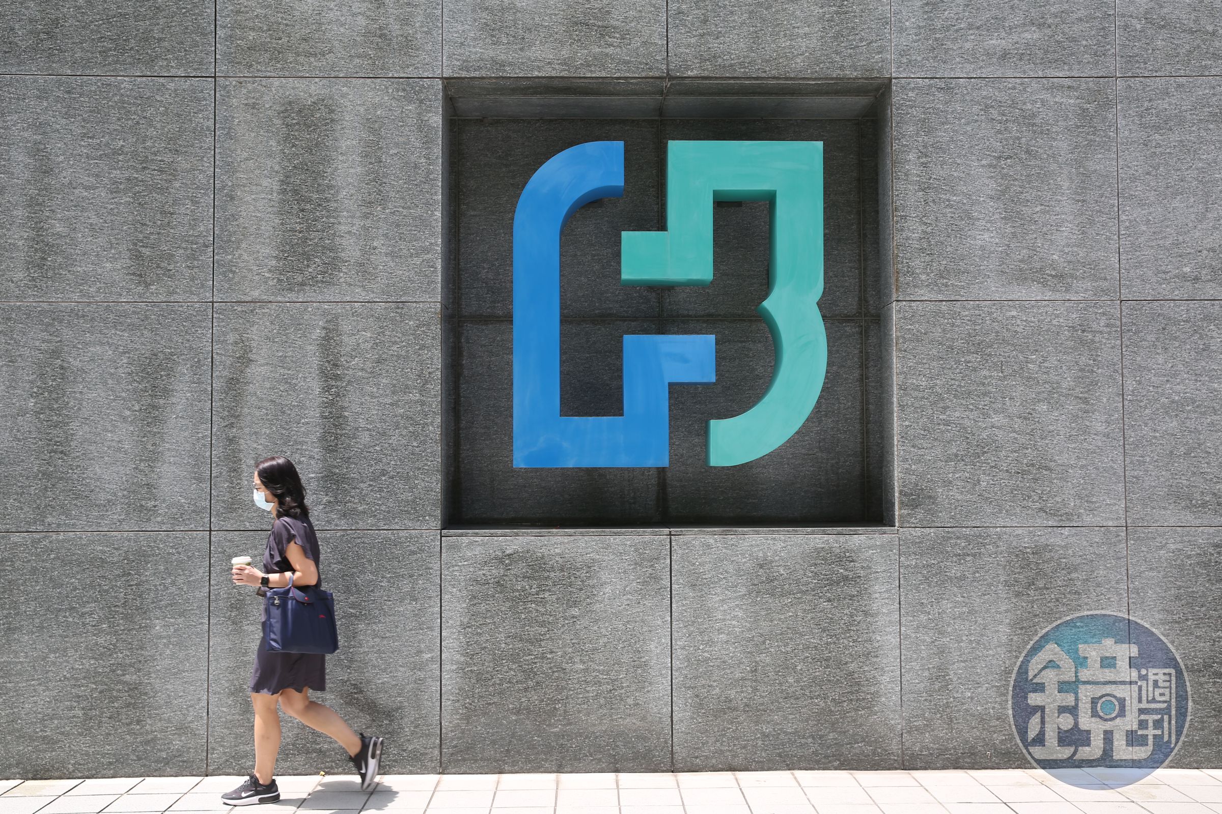富邦產今發出聲明強調，完全配合政府防疫措施及保險契約相關規定處理，絕無從嚴刁難審核理賠案件或任意退保。