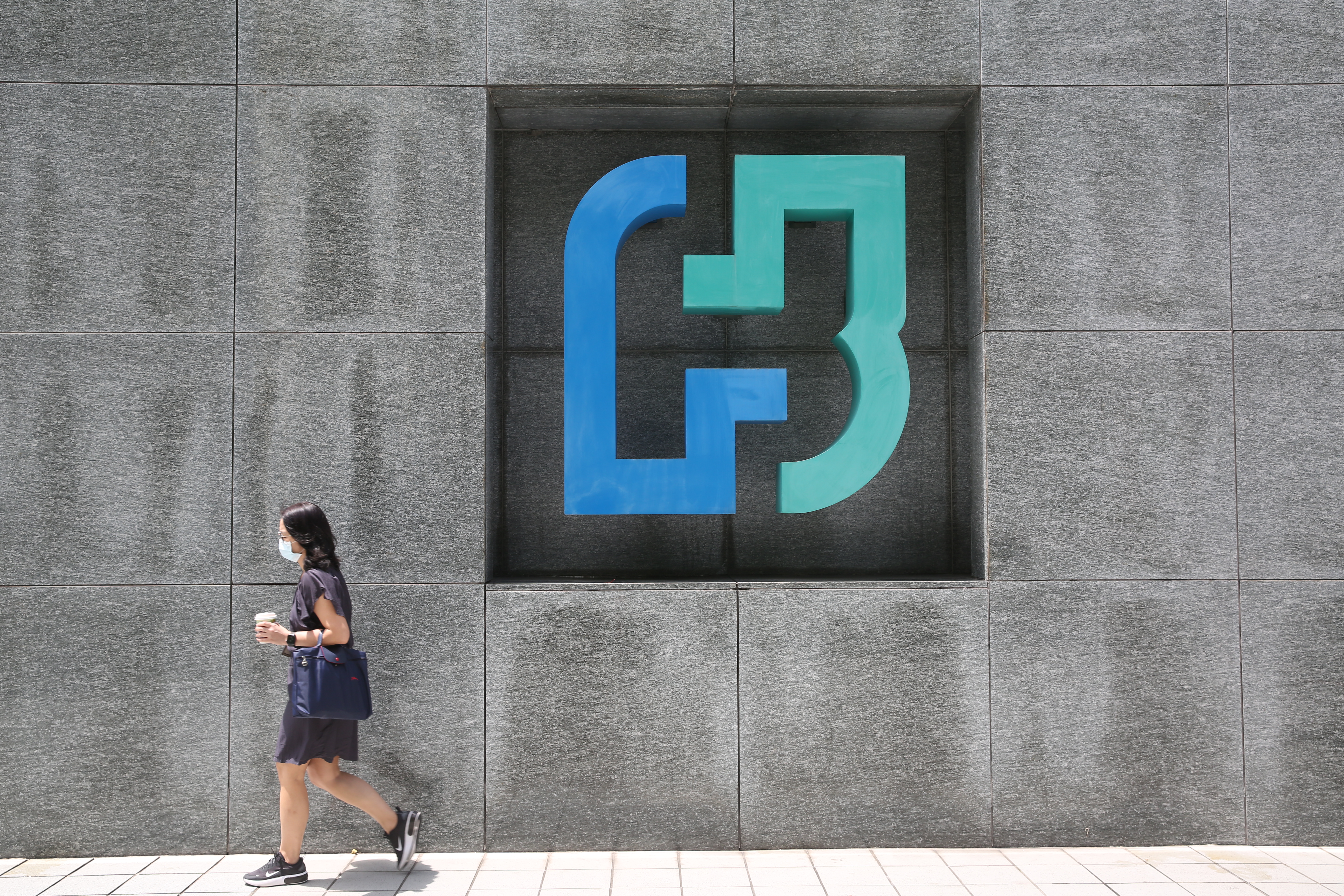 富邦產今發出聲明強調，完全配合政府防疫措施及保險契約相關規定處理，絕無從嚴刁難審核理賠案件或任意退保。