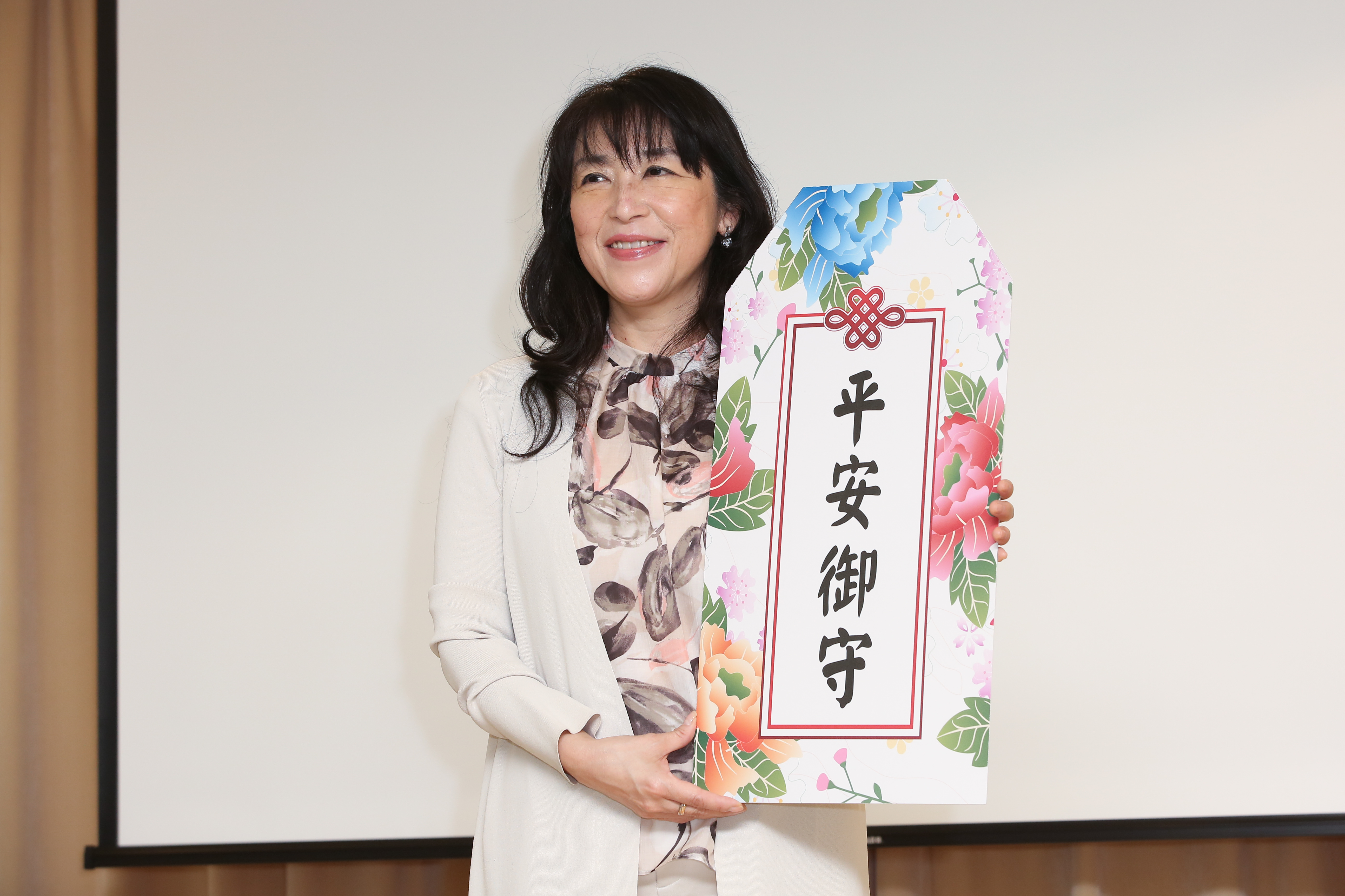 小野麗莎為疫情之中的台灣送上平安御守。