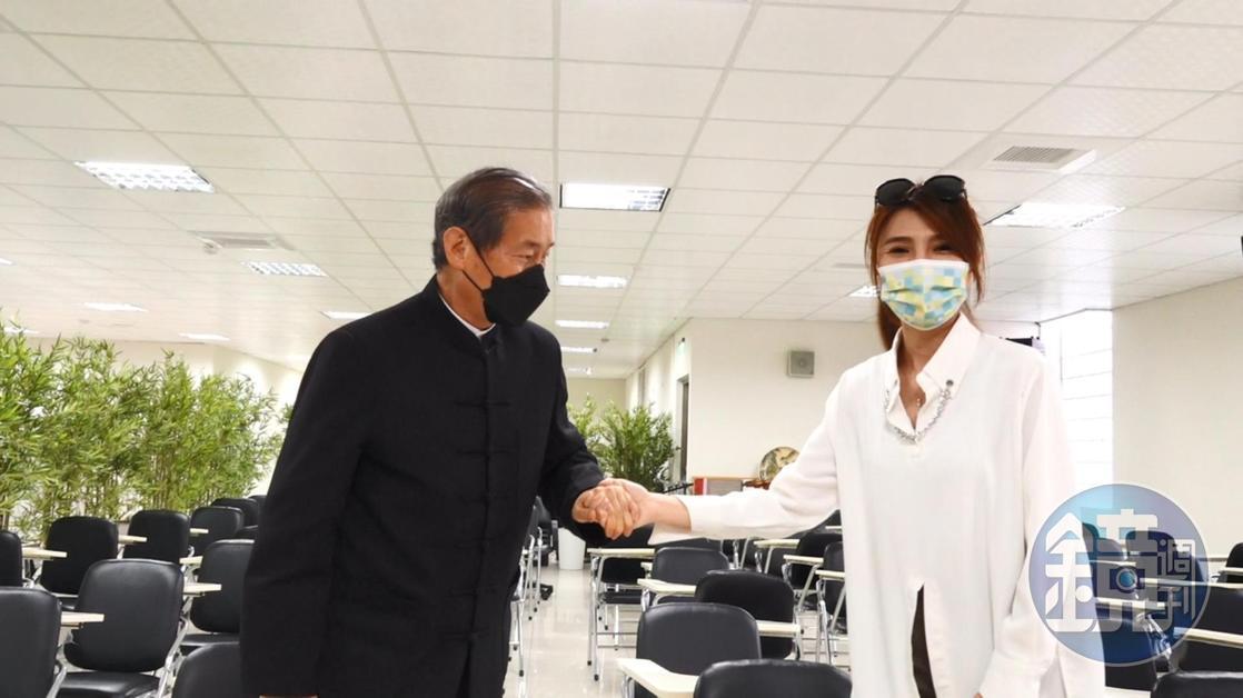 張安樂（左）對讓張懷媗（右）捲入接轎風波感到抱歉。