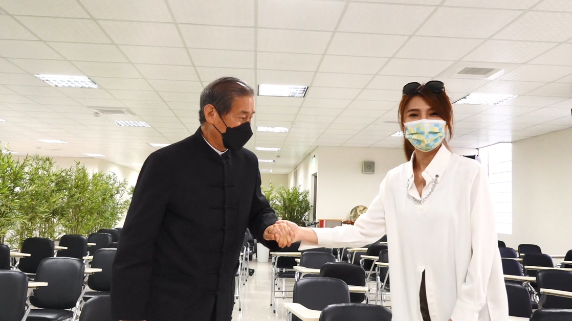 張安樂（左）對讓張懷媗（右）捲入接轎風波感到抱歉。