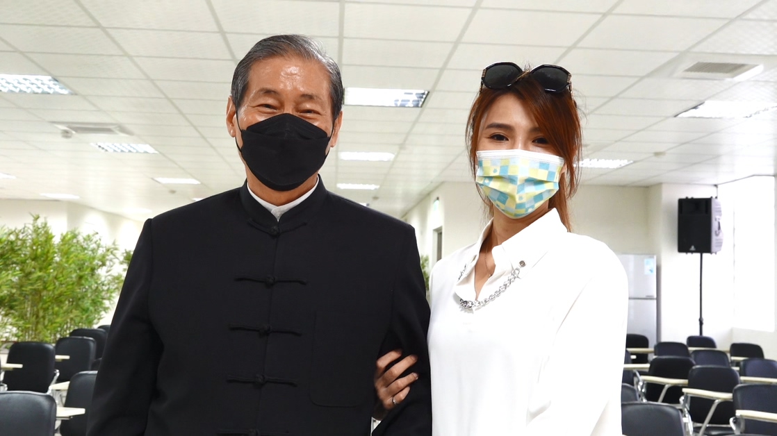 張安樂（左）對讓張懷媗（右）捲入接轎風波感到抱歉。