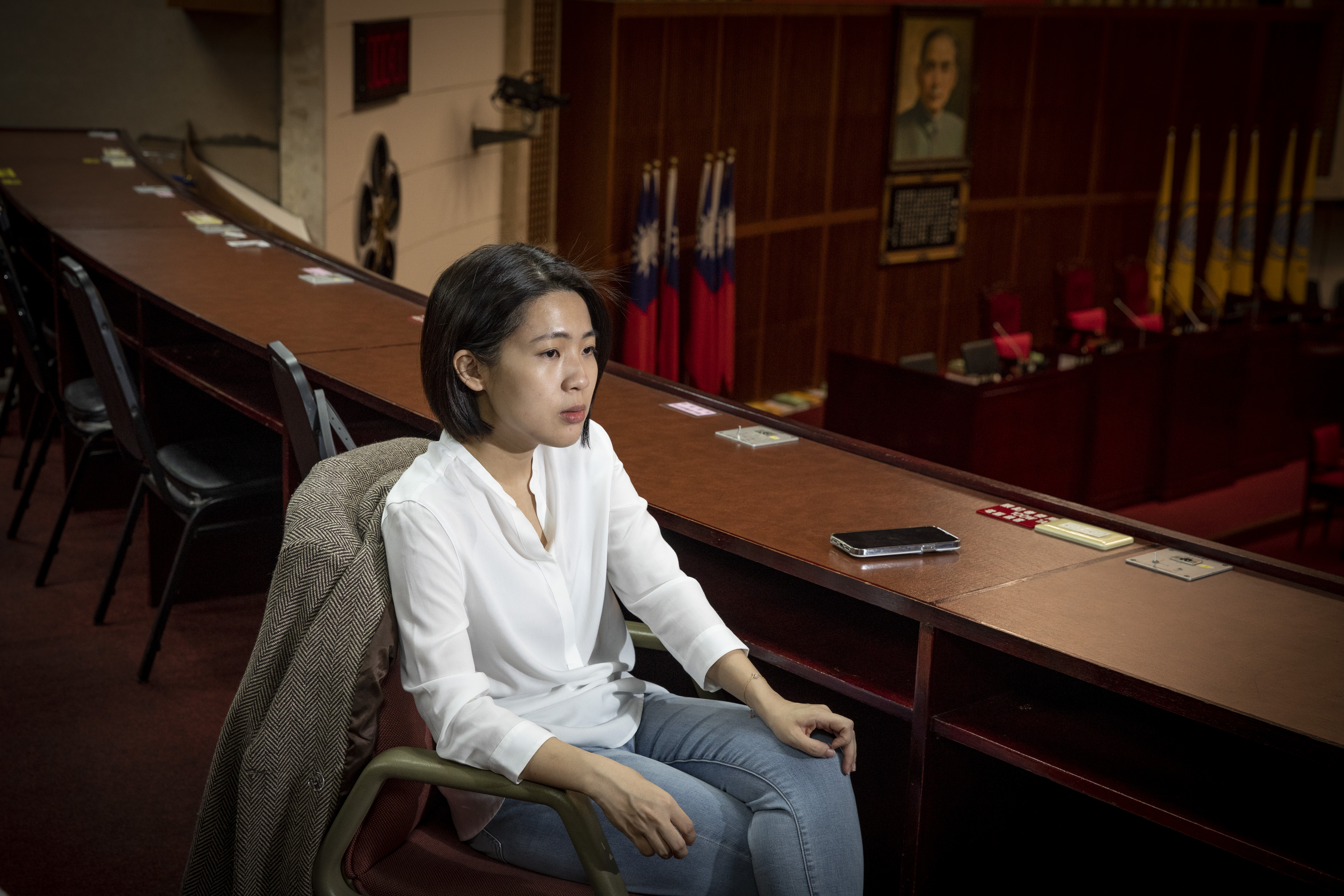 有網友烏龍爆料徐巧芯違停紅線並施壓警員不給開單，事後該名發文者遭起底竟是學校導師。