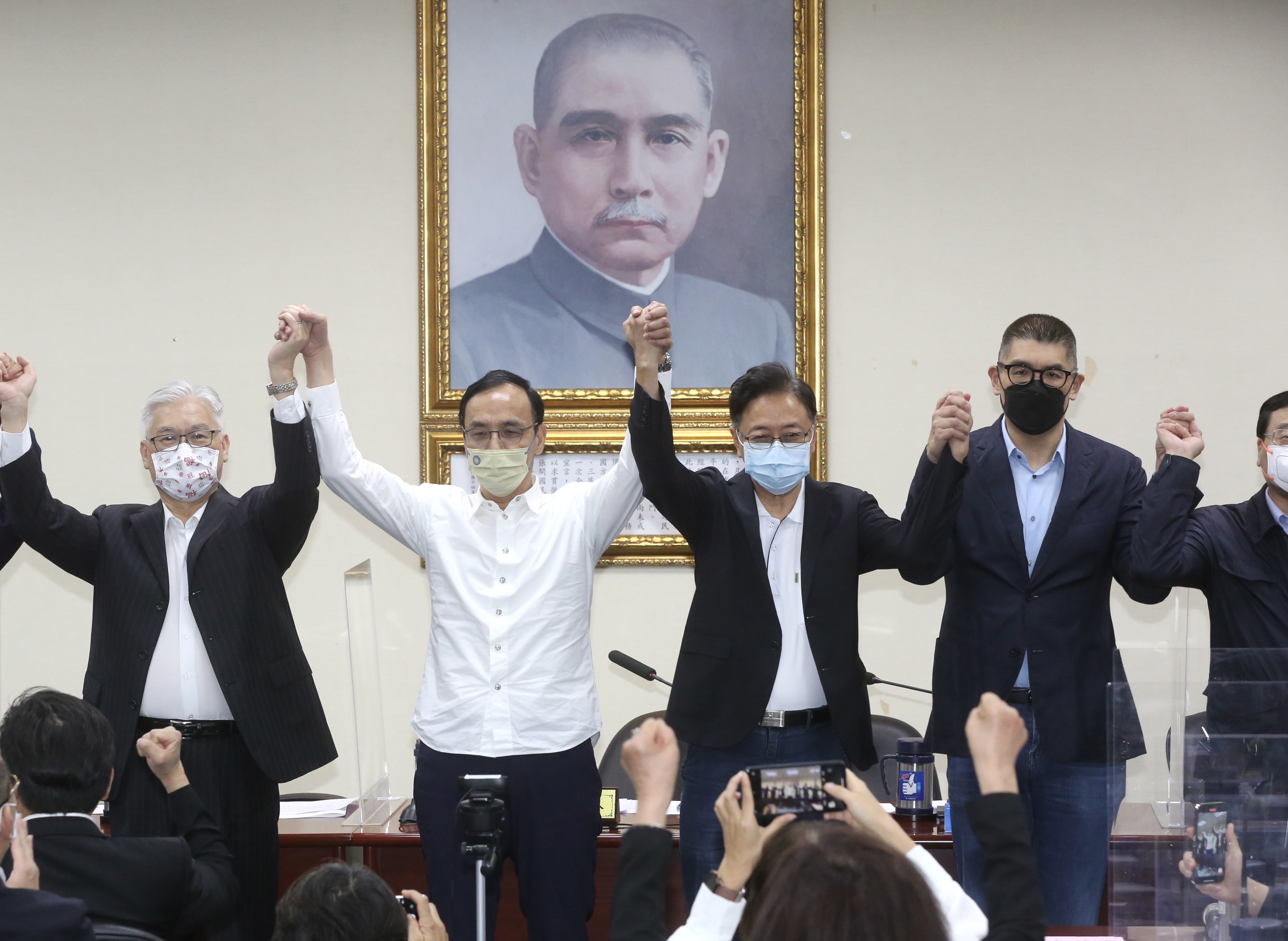 國民黨中常會無預警宣布徵召前行政院長張善政參加年底桃園市長選舉，消息一出引發黨內不滿聲浪。