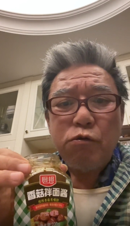 李立群把香菇拌麵醬，直接沖熱開水當成湯喝。（翻攝自李立群抖音）