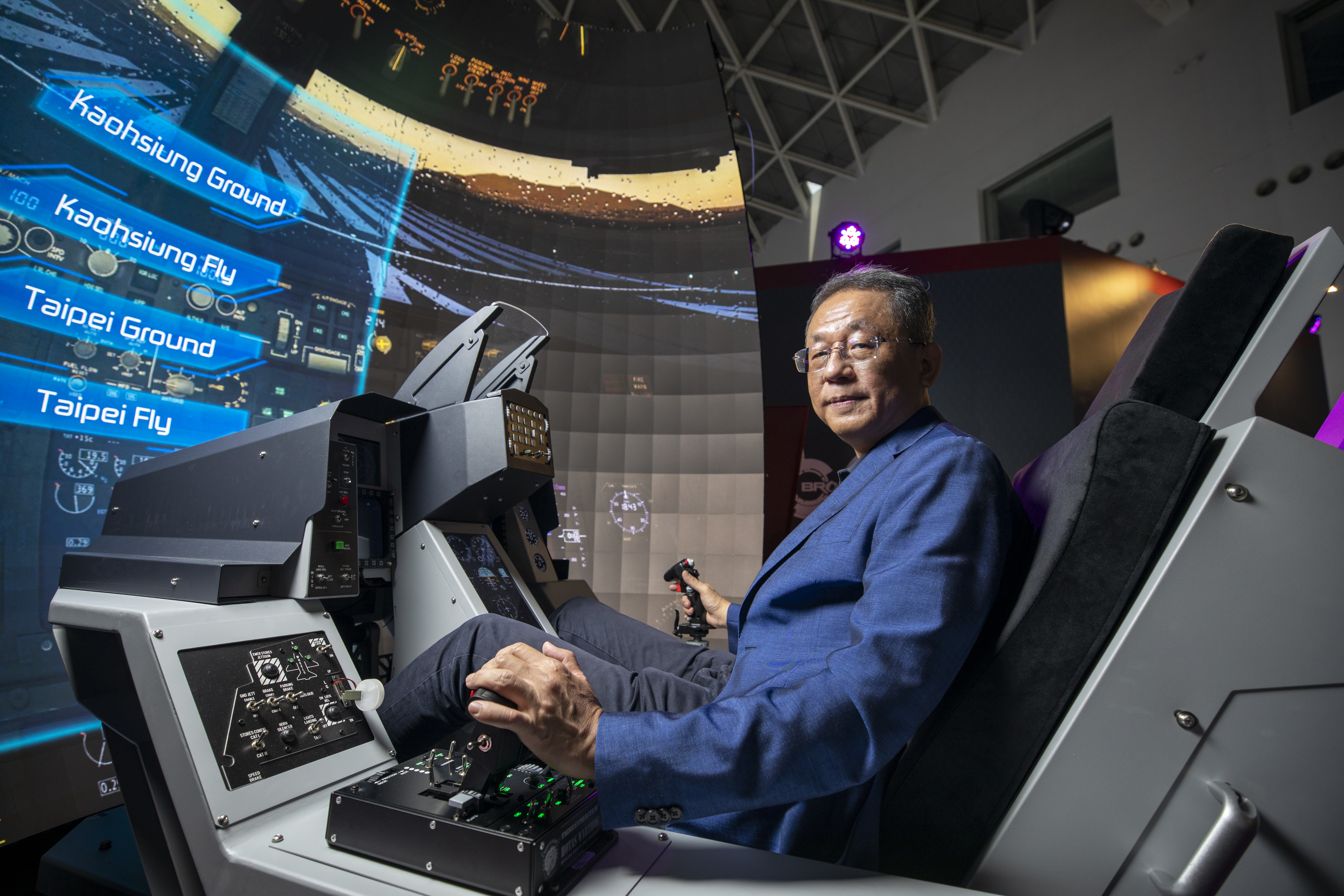 歐陽志宏帶領智崴從做網站、手機介面軟體轉型做飛行劇院、體感遊戲，最新攜手友達做出4KLed球幕飛行模擬器，滿足遨遊天際樂趣。