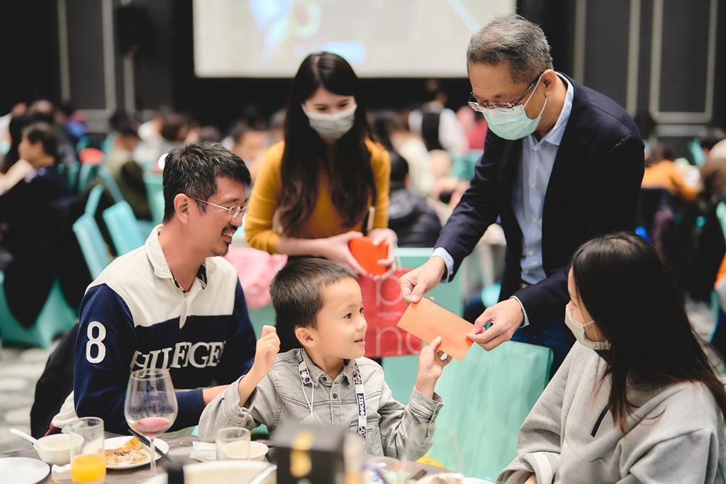 歐陽志宏長年從事遊戲產業，喜歡小孩的他，每年尾牙都會請員工攜家帶眷出席，他都會親自分送眷屬紅包，是小朋友心中的耶誕老公公。（智崴提供）