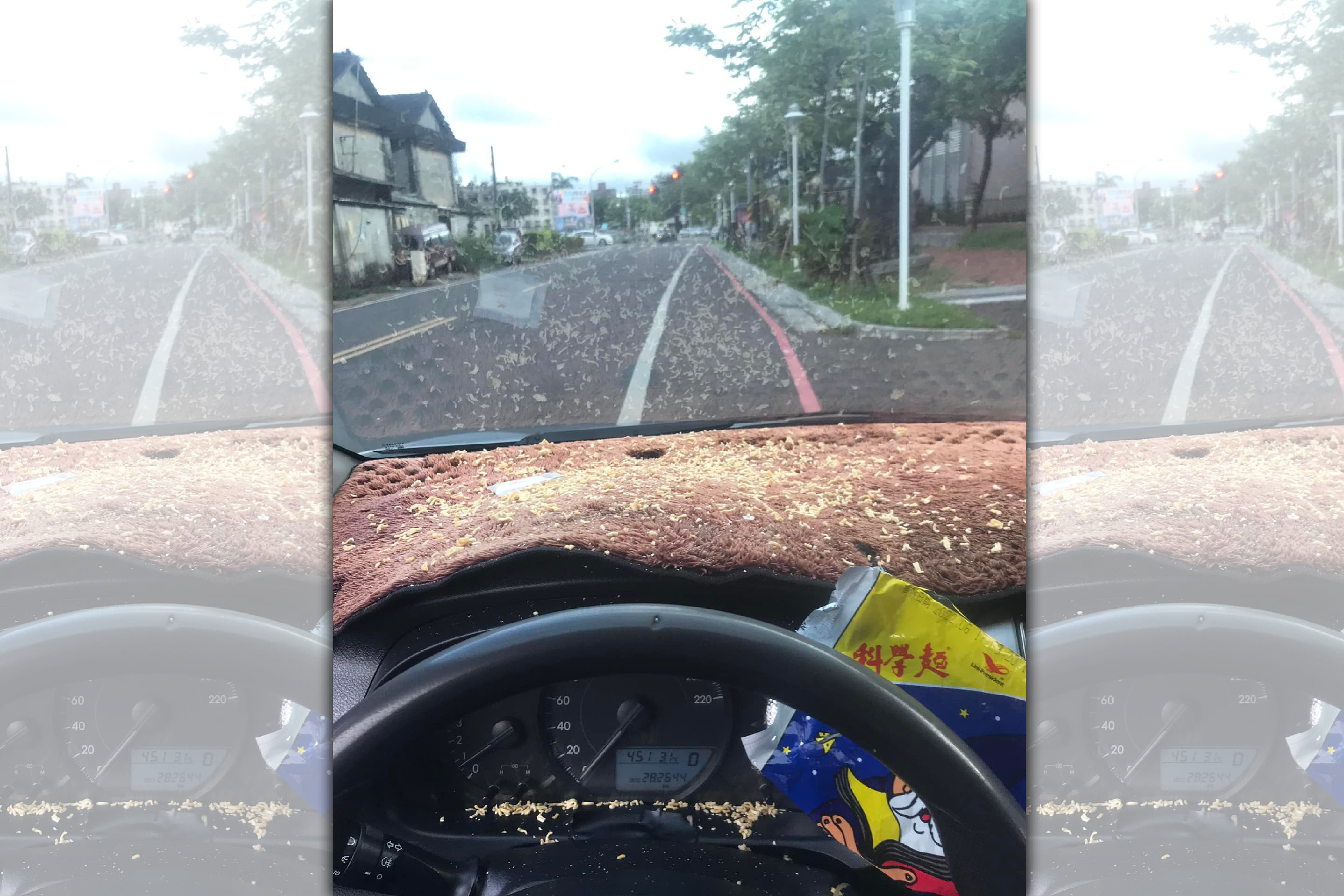 一名男網友分享自己在車上吃科學麵的經驗，慘狀曝光讓網友笑翻。（臉書社團爆廢公社）