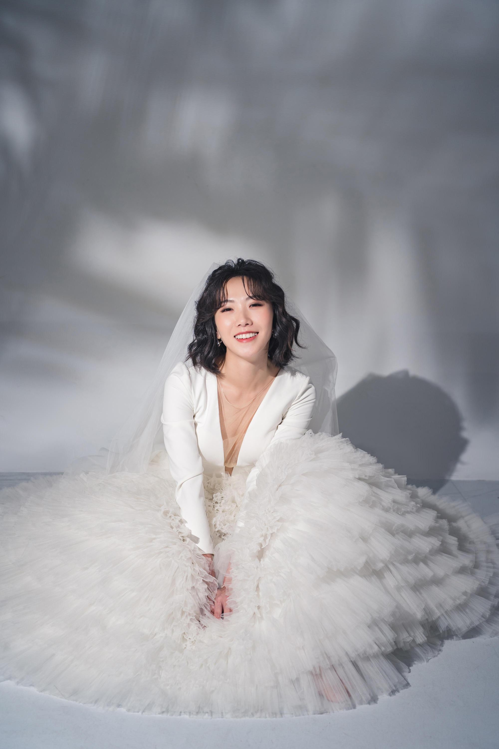 大牙拍婚紗照隨興到連禮服都是婚紗公司幫忙決定。（「韓國藝匠Artiz Studio」提供）