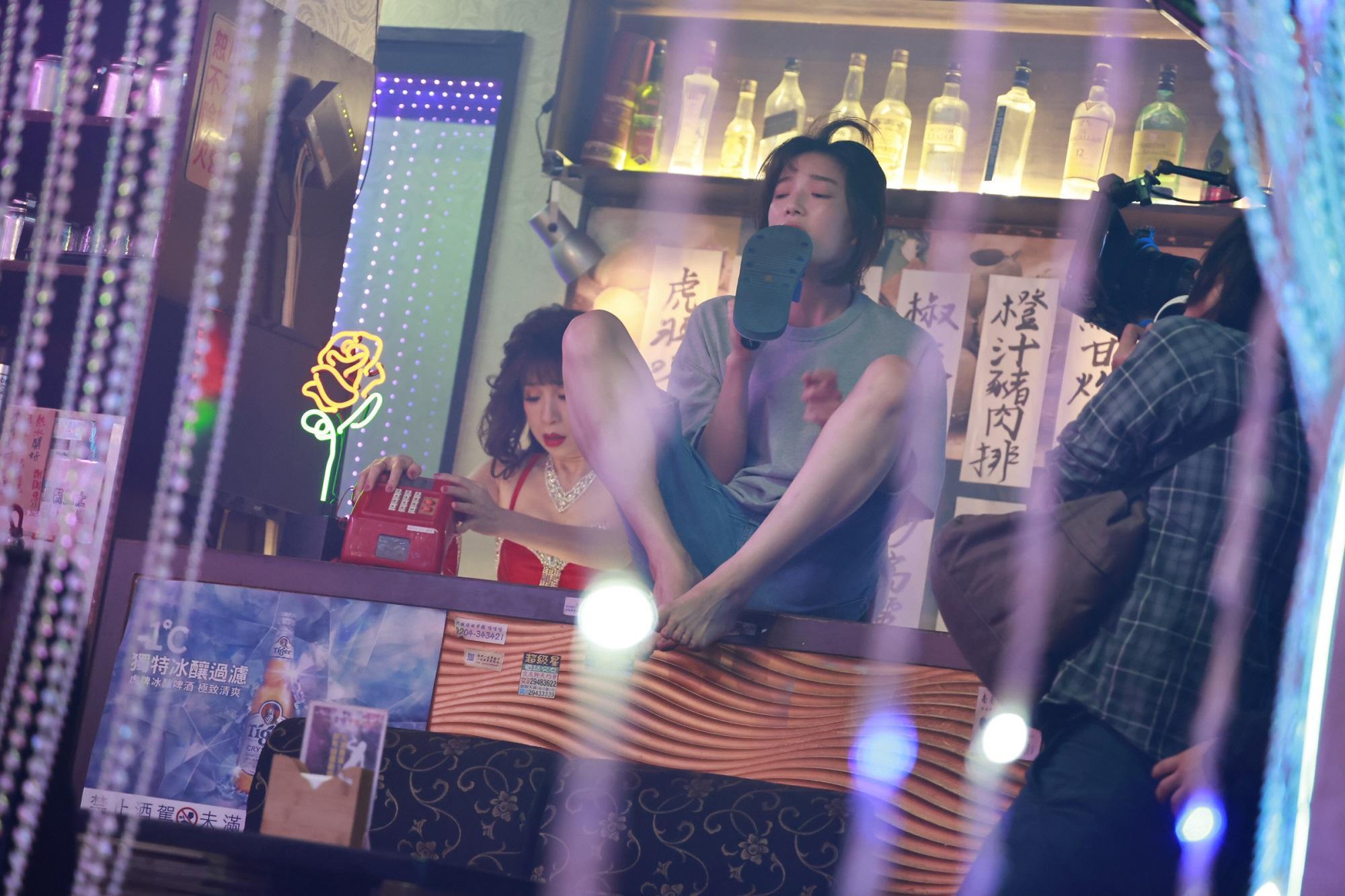 蔡淑臻(中)突破自我框架,在《暴走女外科》中發揮喜劇功力。(公視提供)
